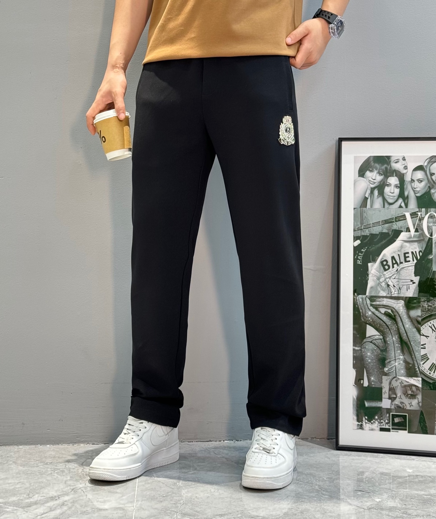 NO:563994,BALM AIN's new casual pants. High-end Indian silk, low-key wear!  Elastic waist drawstring. Pockets on both sides, Indian silk inlay design under the pockets. Original leather label design on the back pocket. Basic design. Fitted three-dimensional tailoring. Midline stitching to visually lengthen the body shape. Selected Tencel knitted fabric. Textured surface. Skin-friendly and breathable inner upper body!  Stiff and stylish, but also very textured. Color black. Gray. Khaki. Size M-3XL/29-36 (/140 catties recommended L),, balmain, balmain, alexander wang19860909BALM AIN巴尔曼s新款休闲裤.高级印度丝低调穿着搭配！松紧腰抽绳.两侧插袋,口袋下方印度丝镶嵌设计.后兜原版皮标设计.基础款设计.合体的立体剪裁.中线缝合 视觉上拉长身形.优选天丝针织面料.表面有肌理感.内里上身亲肤透气！挺括有型的同时又很有质感.颜色黑色.灰色.卡其.码数M-3XL/29-36（/140斤建议L）,,balmain,balmain,alexander wang,Men's clothing