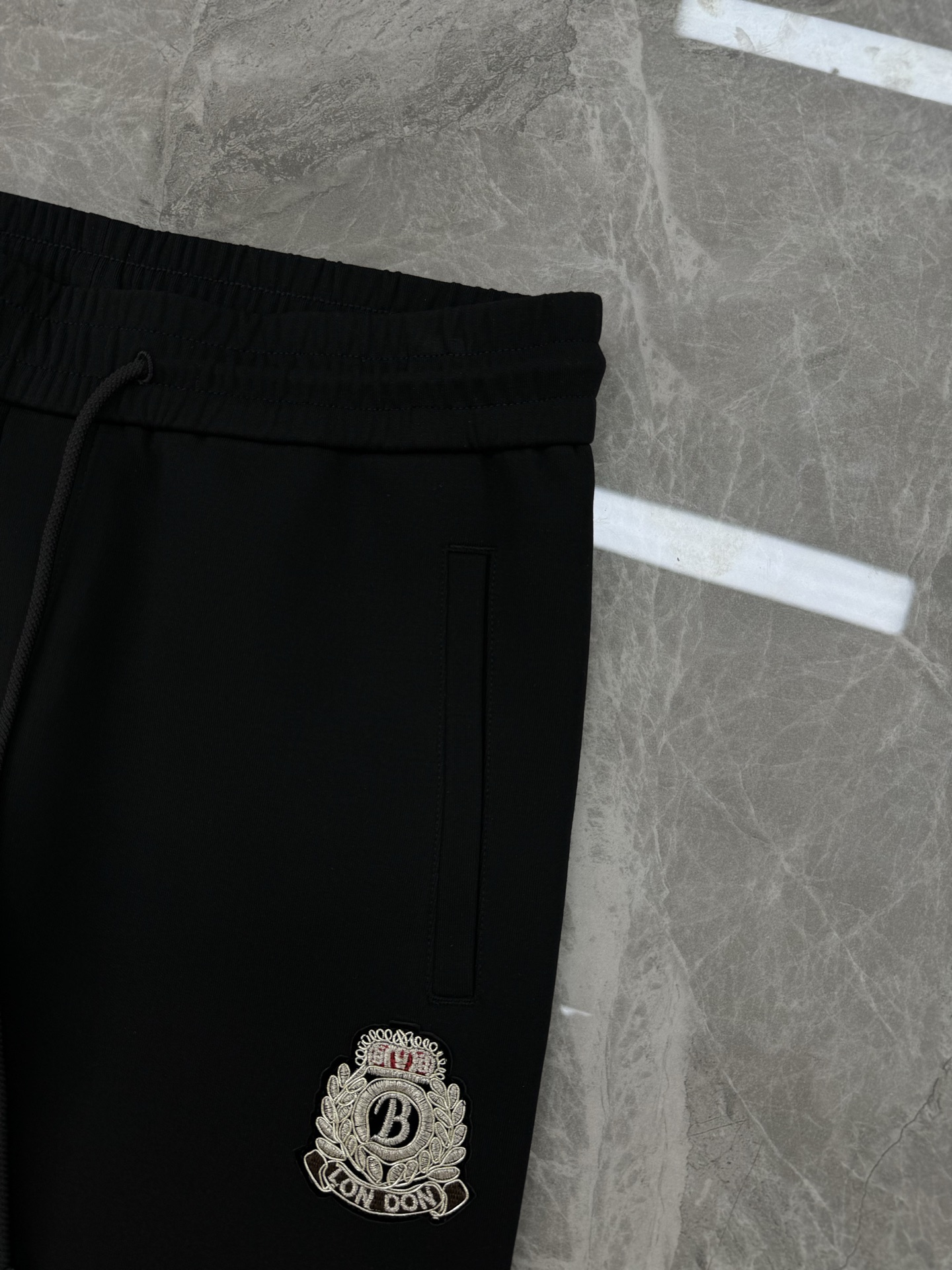 D&G杜嘉班纳25s新款休闲裤.侧身兜位品牌图形.3D精致绣花.后兜位立体原版金属皮标前后呼应.非常好看