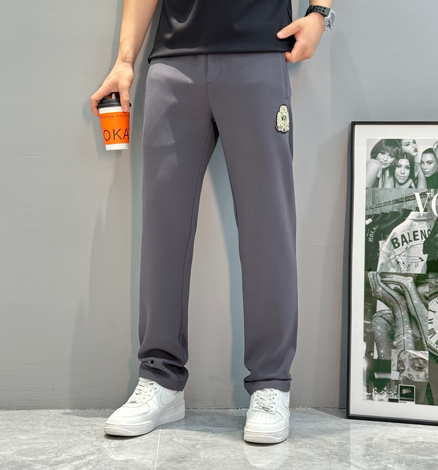 NO:563999,BALM AIN's new casual pants. High-end Indian silk, low-key wear!  Elastic waist drawstring. Pockets on both sides, Indian silk inlay design under the pockets. Original leather label design on the back pocket. Basic design. Fitted three-dimensional tailoring. Midline stitching to visually lengthen the body shape. Selected Tencel knitted fabric. Textured surface. Skin-friendly and breathable inner upper body!  Stiff and stylish, but also very textured. Color black. Gray. Khaki. Size M-3XL/29-36 (L is recommended for 175/140 pounds),, balmain, balmain, alexander wang19860909BALM AIN巴尔曼s新款休闲裤.高级印度丝低调穿着搭配！松紧腰抽绳.两侧插袋,口袋下方印度丝镶嵌设计.后兜原版皮标设计.基础款设计.合体的立体剪裁.中线缝合 视觉上拉长身形.优选天丝针织面料.表面有肌理感.内里上身亲肤透气！挺括有型的同时又很有质感.颜色黑色.灰色.卡其.码数M-3XL/29-36（175/140斤建议L）,,balmain,balmain,alexander wang,Men's clothing