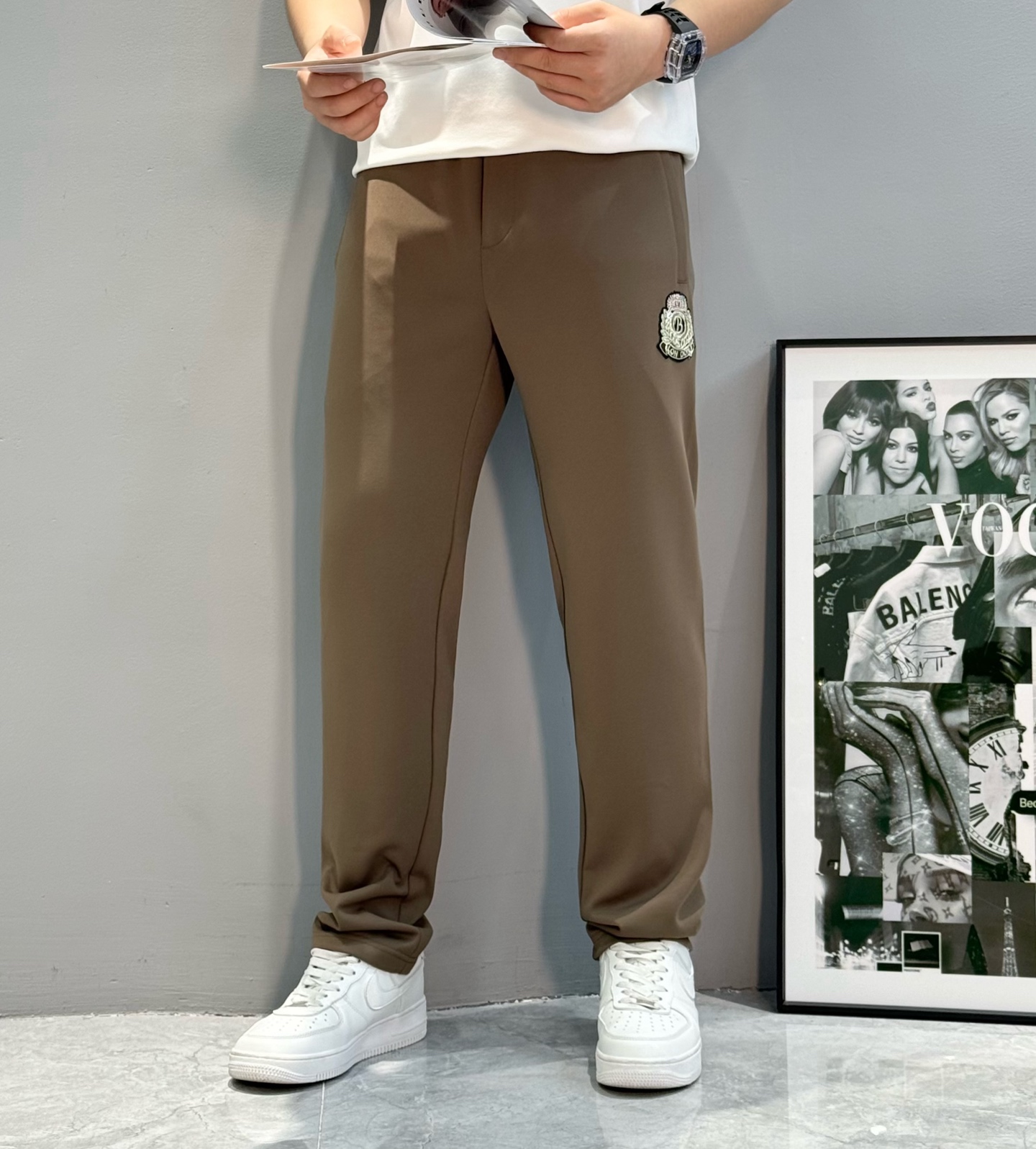 NO:564005,BALM AIN's new casual pants. High-end Indian silk, low-key wear!  Elastic waist drawstring. Pockets on both sides, Indian silk inlay design under the pockets. Original leather label design on the back pocket. Basic design. Fitted three-dimensional tailoring. Midline stitching to visually lengthen the body shape. Selected Tencel knitted fabric. Textured surface. Skin-friendly and breathable inner upper body!  Stiff and stylish, but also very textured. Color black. Gray. Khaki. Size M-3XL/29-36 (/140 catties recommended L),, balmain, balmain, alexander wang19860909BALM AIN巴尔曼s新款休闲裤.高级印度丝低调穿着搭配！松紧腰抽绳.两侧插袋,口袋下方印度丝镶嵌设计.后兜原版皮标设计.基础款设计.合体的立体剪裁.中线缝合 视觉上拉长身形.优选天丝针织面料.表面有肌理感.内里上身亲肤透气！挺括有型的同时又很有质感.颜色黑色.灰色.卡其.码数M-3XL/29-36（/140斤建议L）,,balmain,balmain,alexander wang,Men's clothing