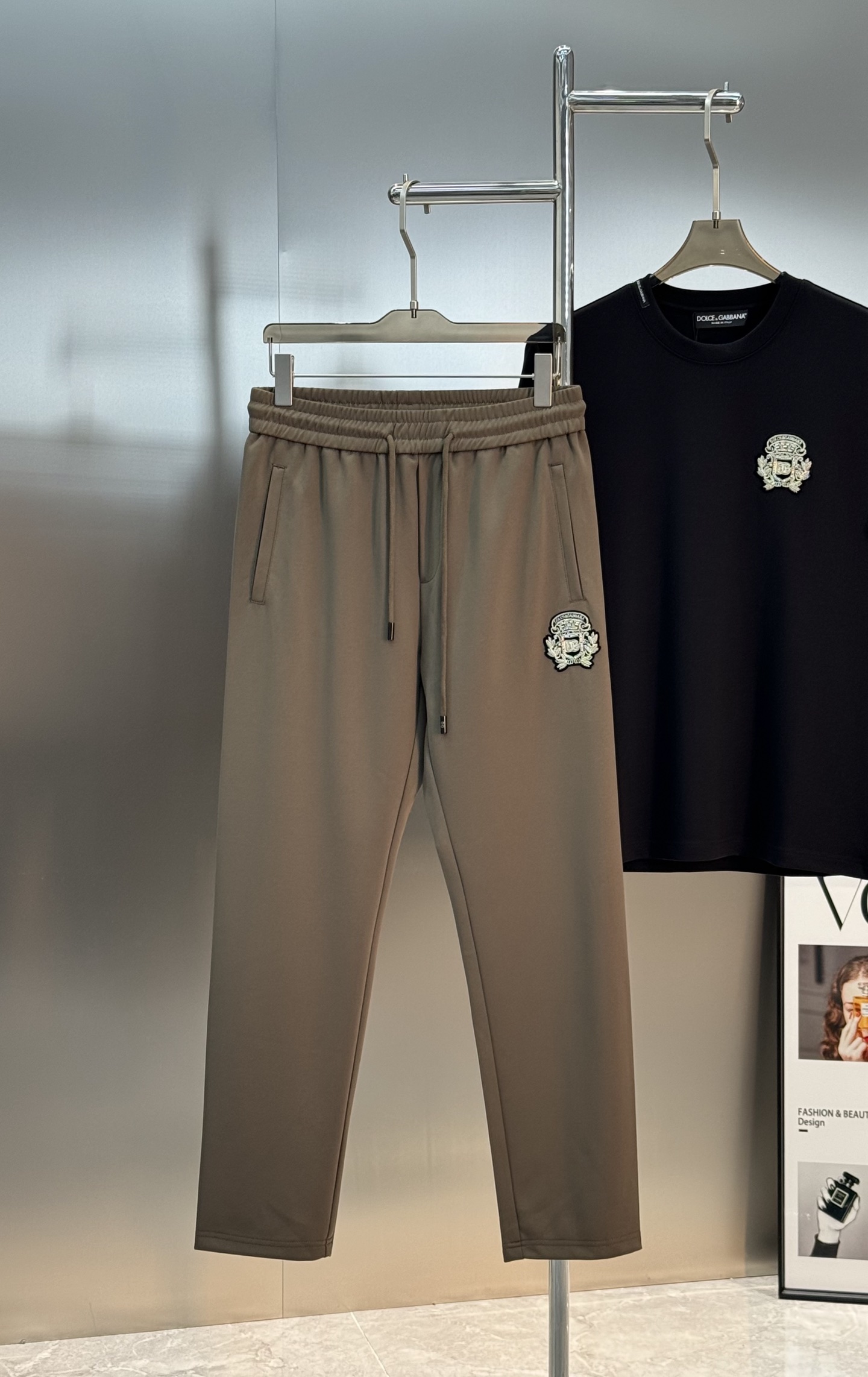 D&G杜嘉班纳25s新款休闲裤.侧身兜位品牌图形.3D精致绣花.后兜位立体原版金属皮标前后呼应.非常好看