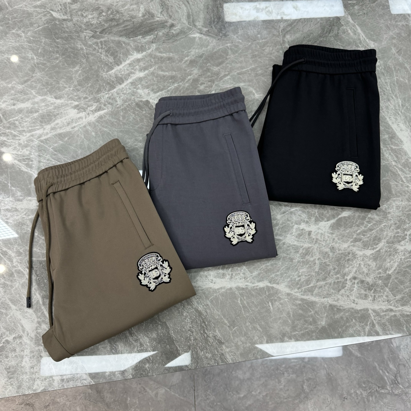 D&G杜嘉班纳25s新款休闲裤.侧身兜位品牌图形.3D精致绣花.后兜位立体原版金属皮标前后呼应.非常好看