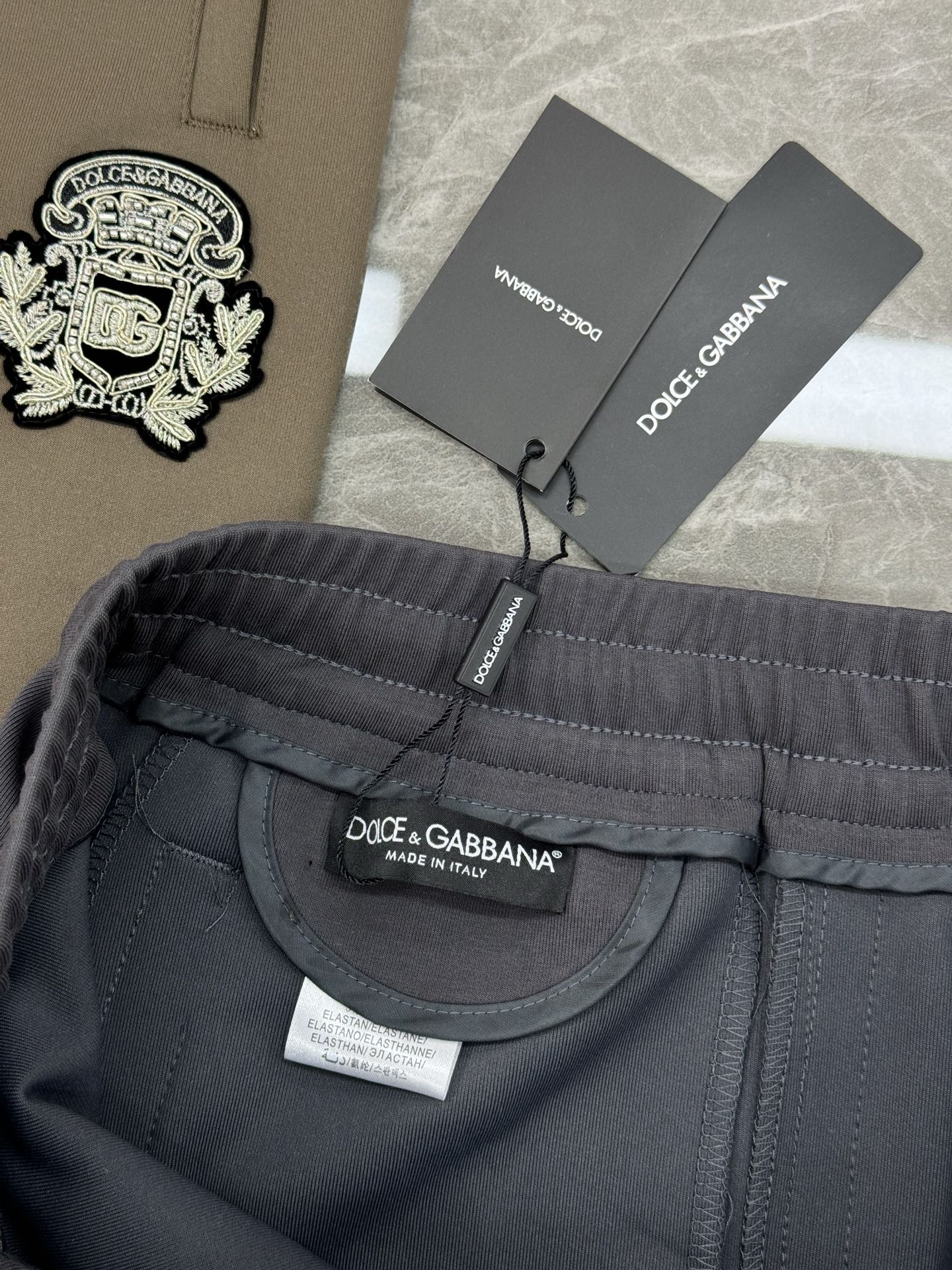 D&G杜嘉班纳25s新款休闲裤.侧身兜位品牌图形.3D精致绣花.后兜位立体原版金属皮标前后呼应.非常好看