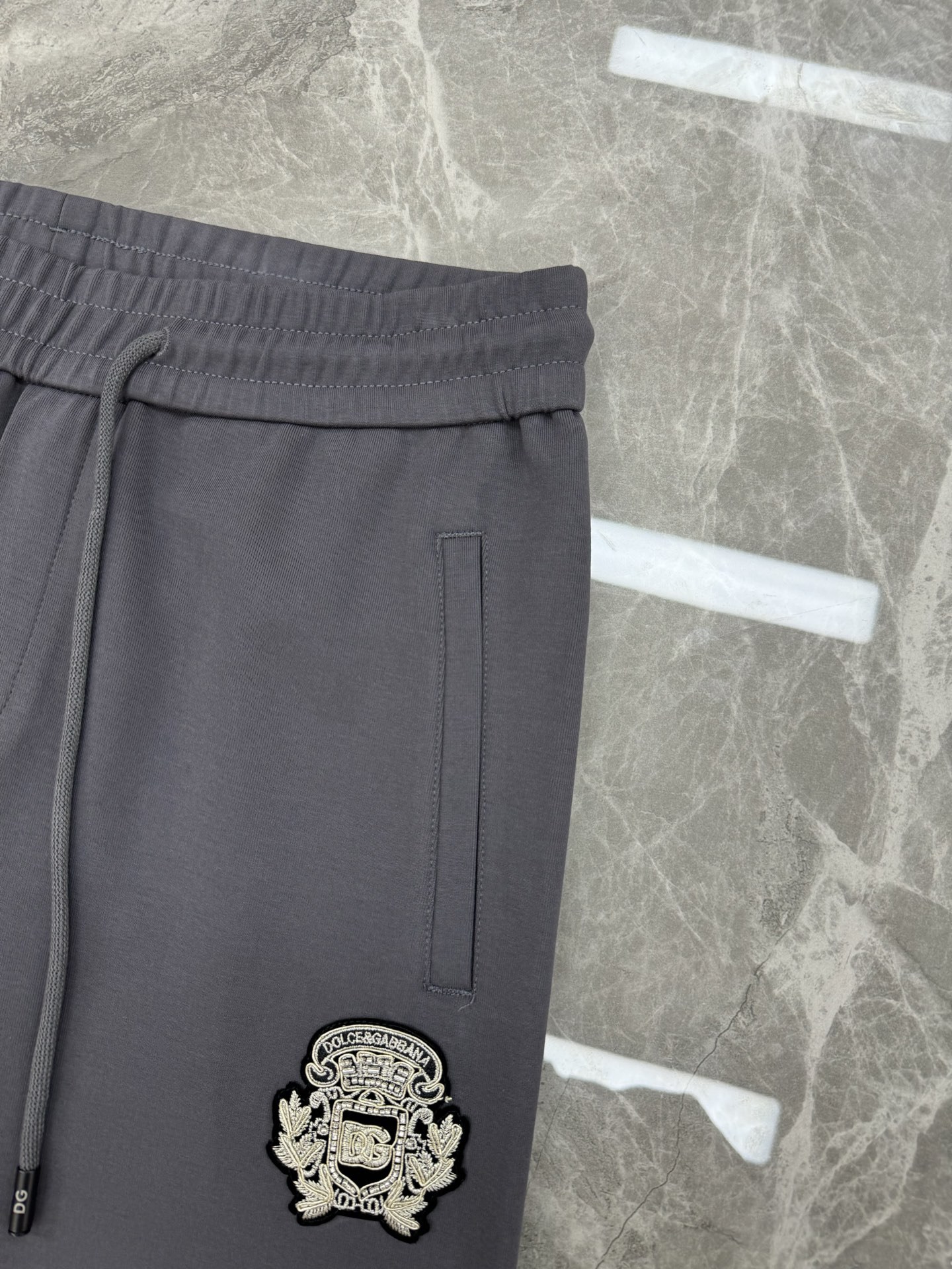 D&G杜嘉班纳25s新款休闲裤.侧身兜位品牌图形.3D精致绣花.后兜位立体原版金属皮标前后呼应.非常好看