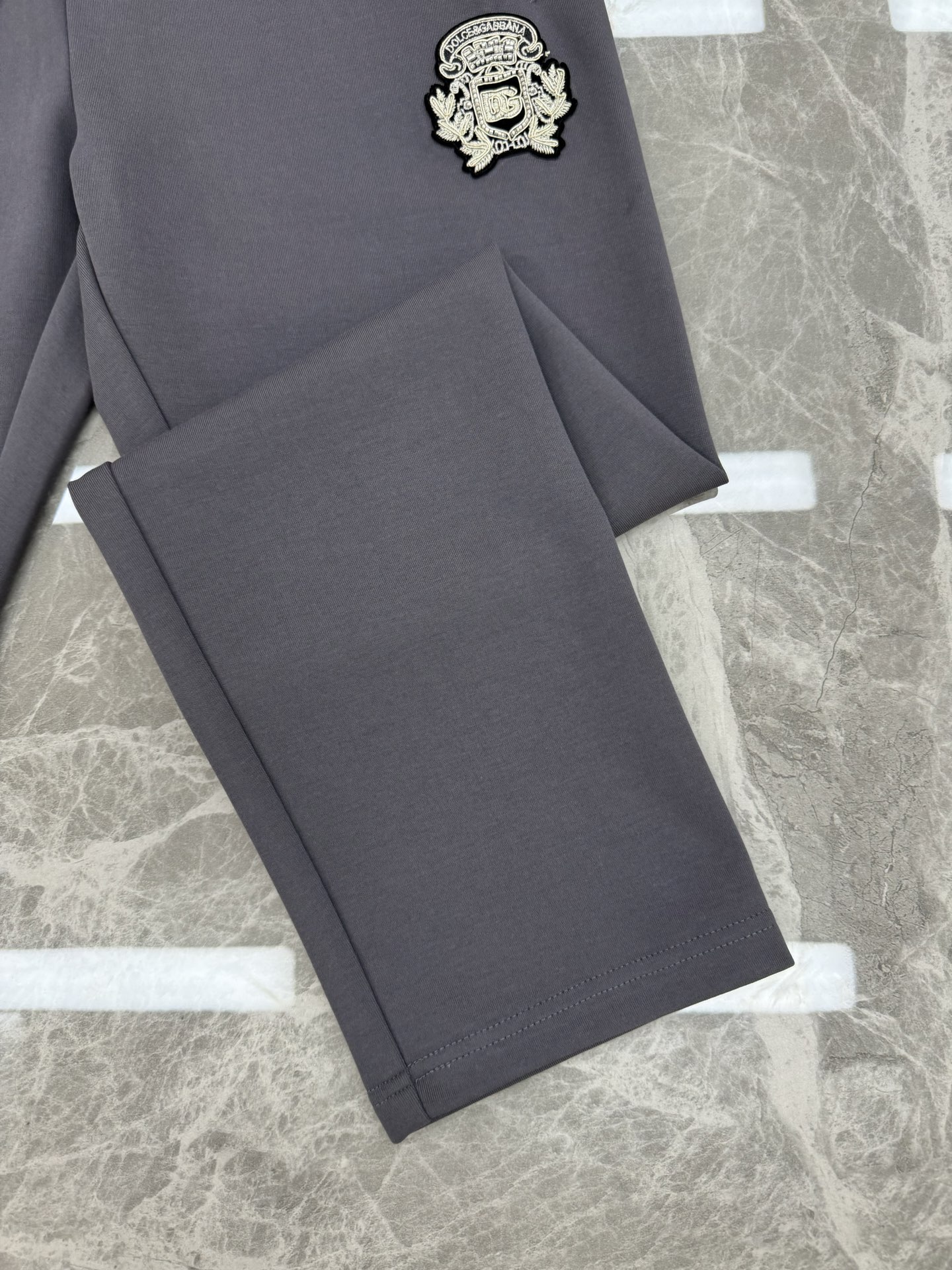 D&G杜嘉班纳25s新款休闲裤.侧身兜位品牌图形.3D精致绣花.后兜位立体原版金属皮标前后呼应.非常好看