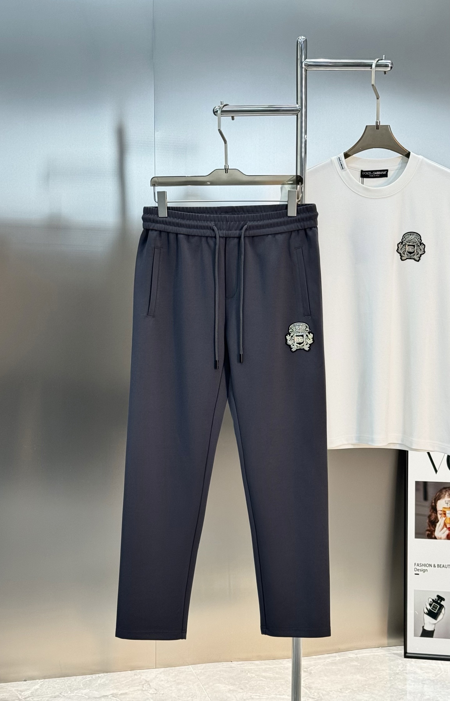 D&G杜嘉班纳25s新款休闲裤.侧身兜位品牌图形.3D精致绣花.后兜位立体原版金属皮标前后呼应.非常好看