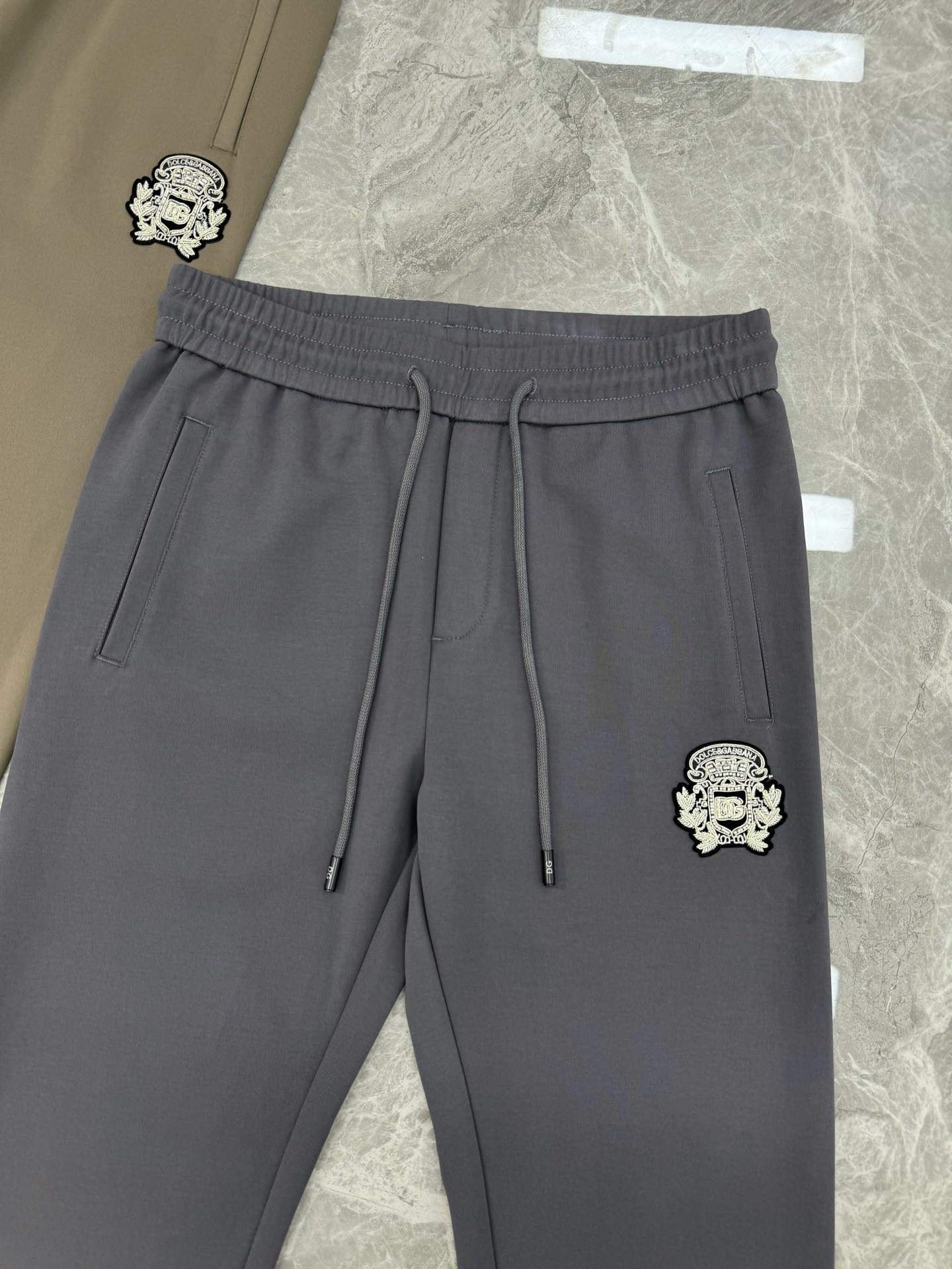 D&G杜嘉班纳25s新款休闲裤.侧身兜位品牌图形.3D精致绣花.后兜位立体原版金属皮标前后呼应.非常好看