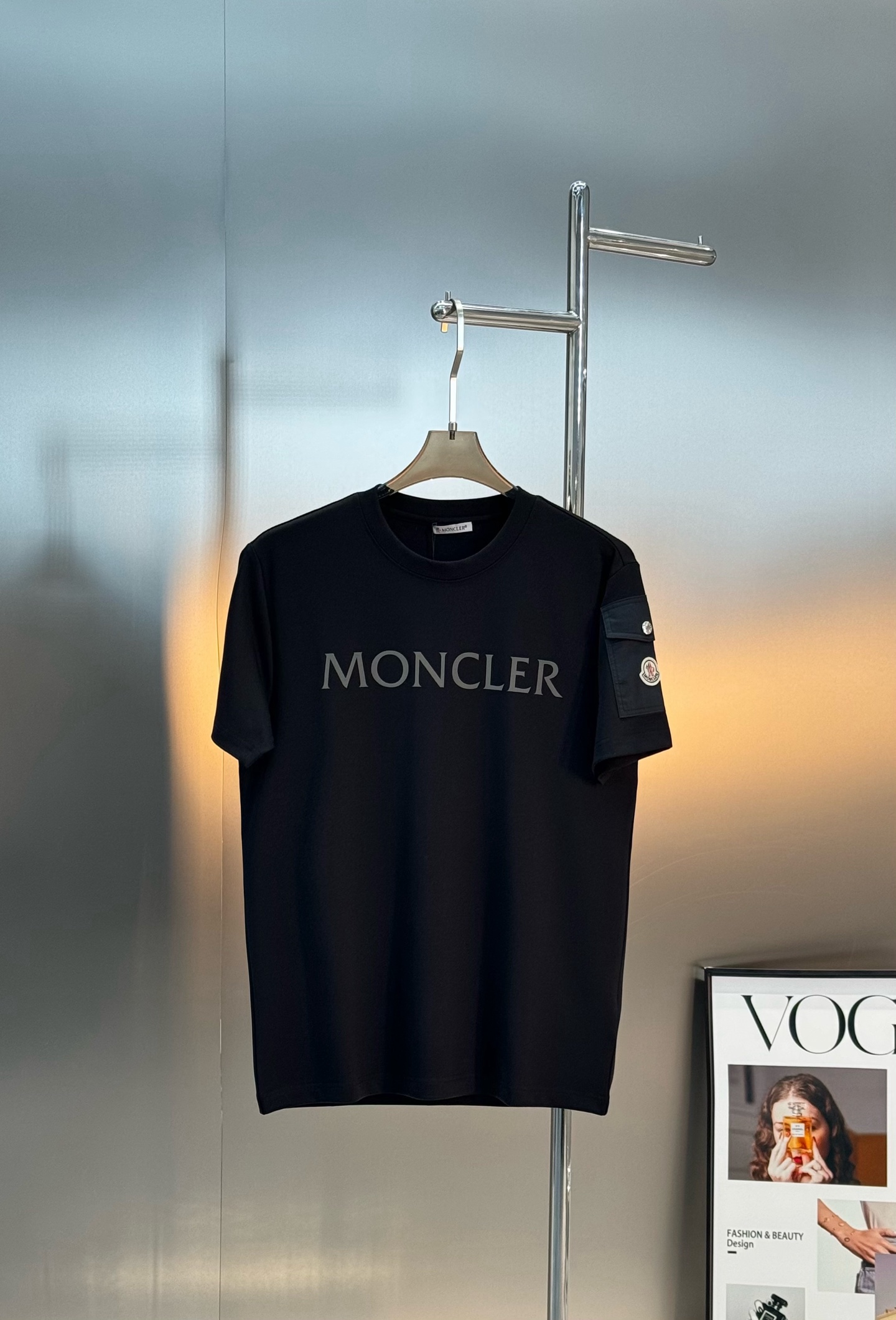 MONCLER蒙口25s新款莫代尔T恤.代工出品！！此款打底衫以基础的版型为框架.胸口采用发泡立体烫画工