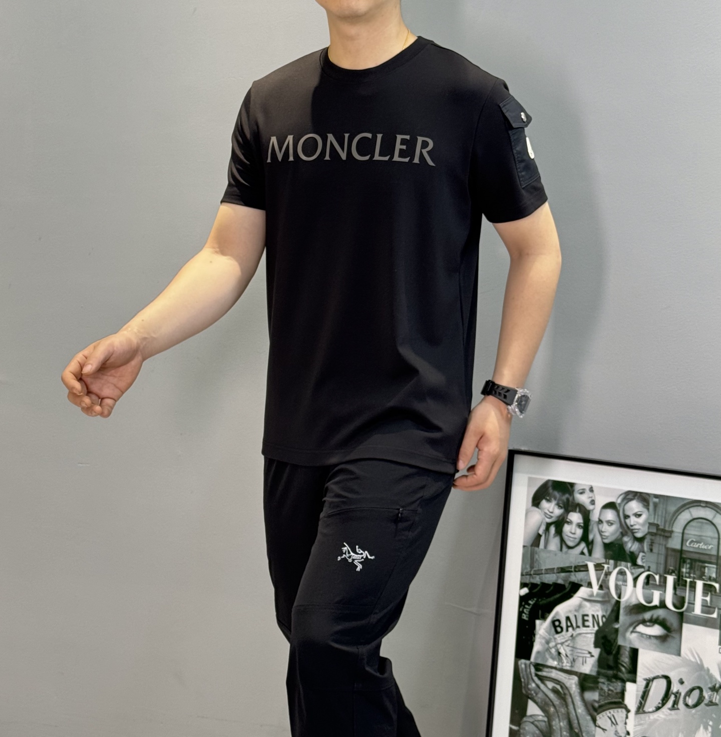 MONCLER蒙口25s新款莫代尔T恤.代工出品！！此款打底衫以基础的版型为框架.胸口采用发泡立体烫画工