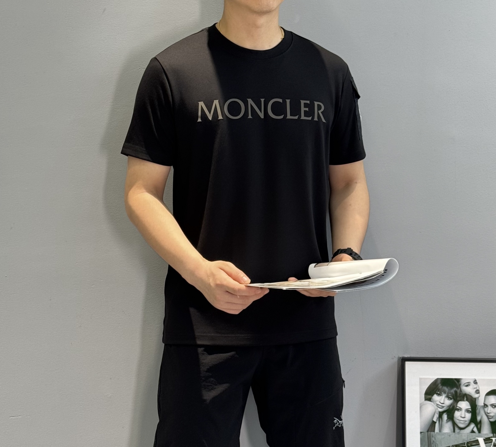 MONCLER蒙口25s新款莫代尔T恤.代工出品！！此款打底衫以基础的版型为框架.胸口采用发泡立体烫画工
