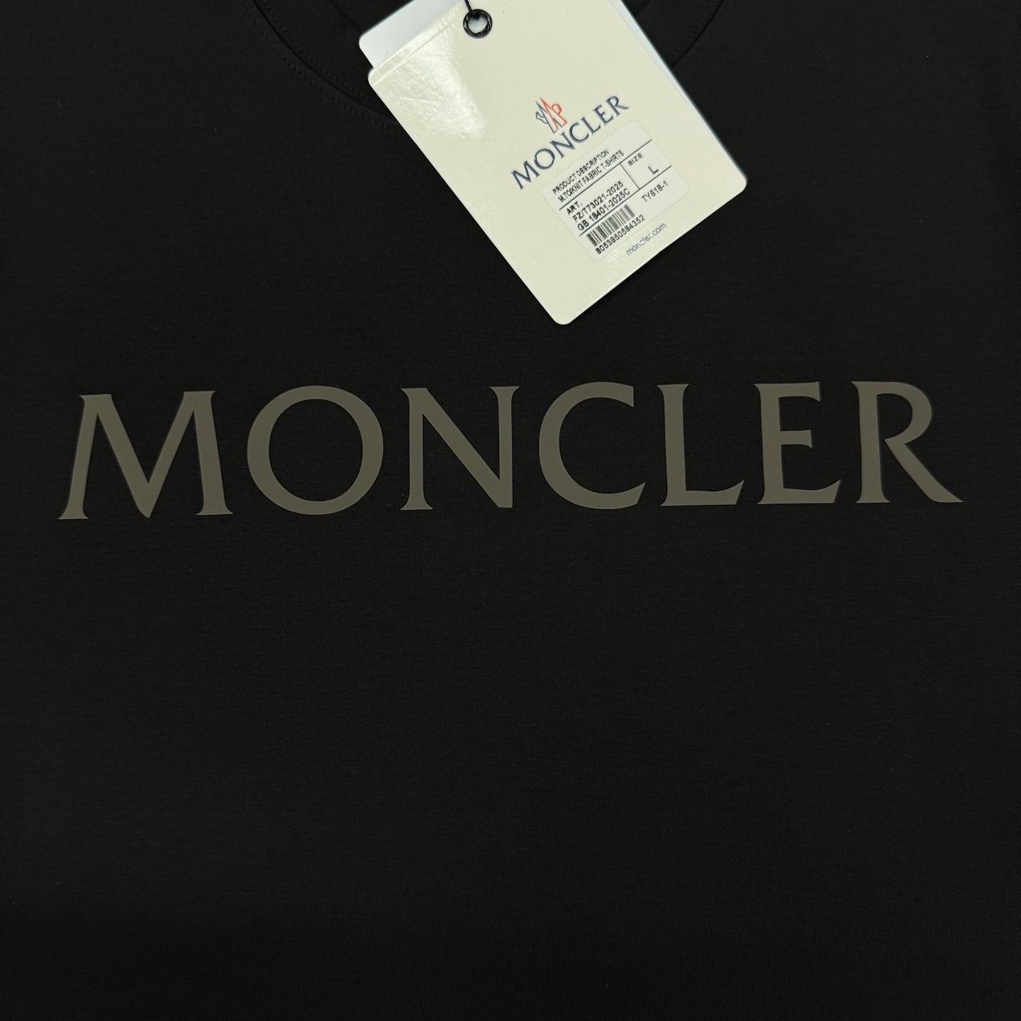 MONCLER蒙口25s新款莫代尔T恤.代工出品！！此款打底衫以基础的版型为框架.胸口采用发泡立体烫画工