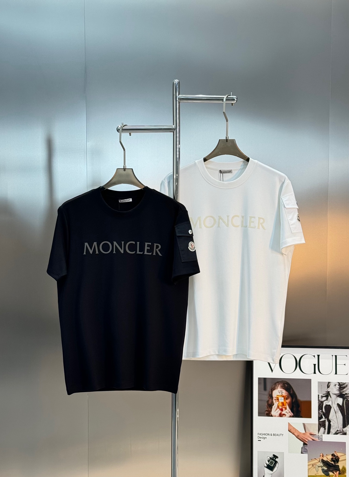 MONCLER蒙口25s新款莫代尔T恤.代工出品！！此款打底衫以基础的版型为框架.胸口采用发泡立体烫画工