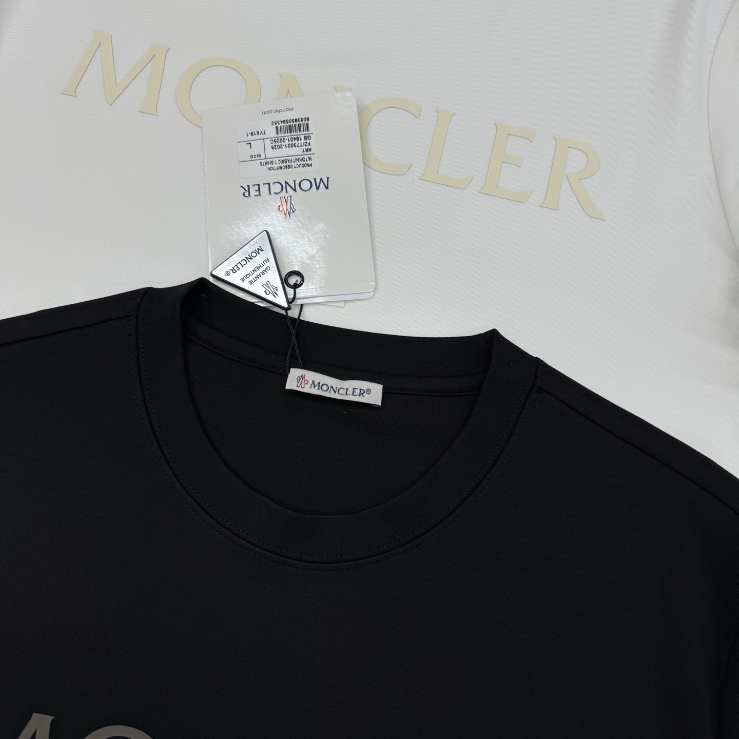 MONCLER蒙口25s新款莫代尔T恤.代工出品！！此款打底衫以基础的版型为框架.胸口采用发泡立体烫画工