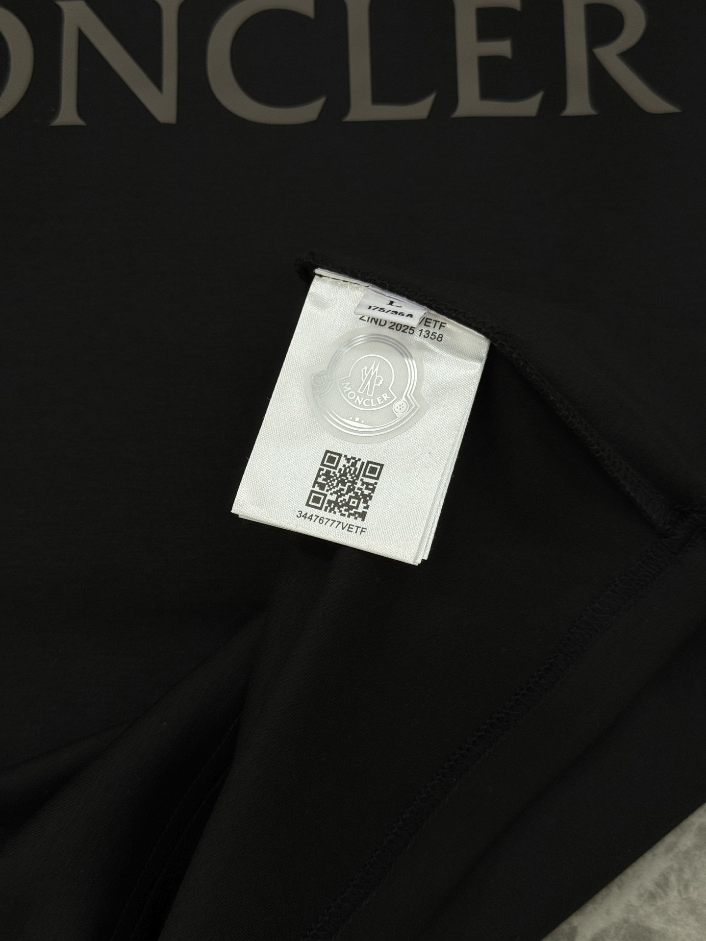 MONCLER蒙口25s新款莫代尔T恤.代工出品！！此款打底衫以基础的版型为框架.胸口采用发泡立体烫画工