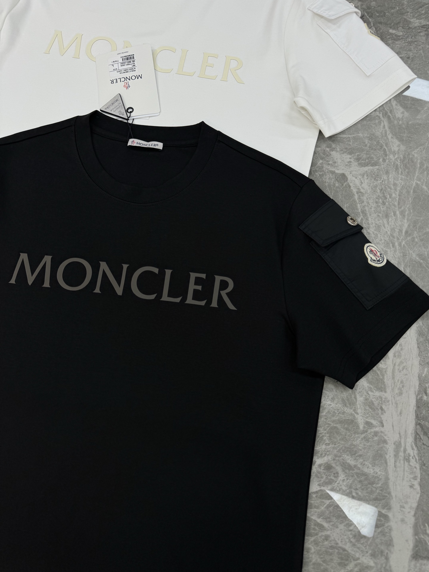 MONCLER蒙口25s新款莫代尔T恤.代工出品！！此款打底衫以基础的版型为框架.胸口采用发泡立体烫画工