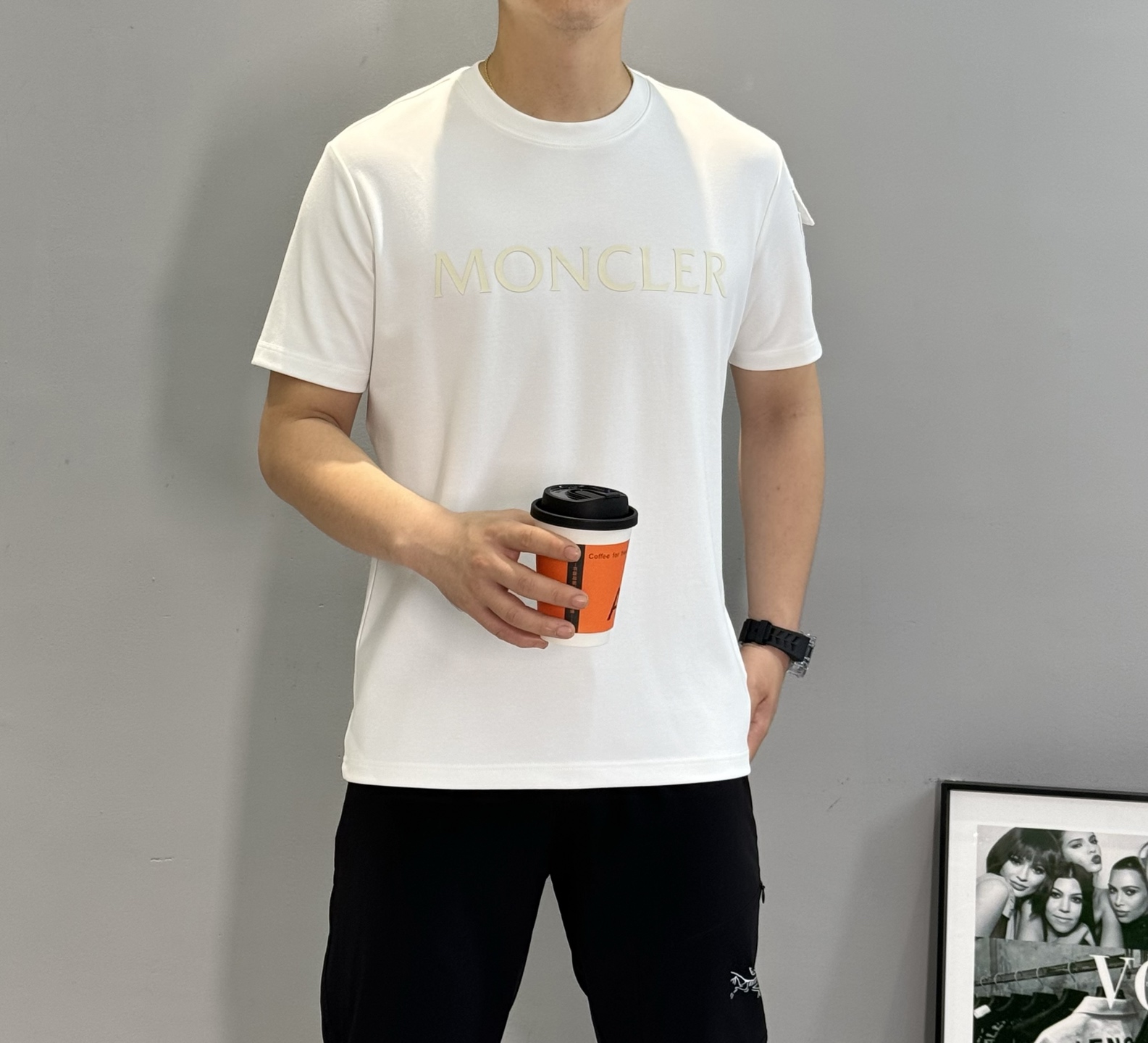 MONCLER蒙口25s新款莫代尔T恤.代工出品！！此款打底衫以基础的版型为框架.胸口采用发泡立体烫画工