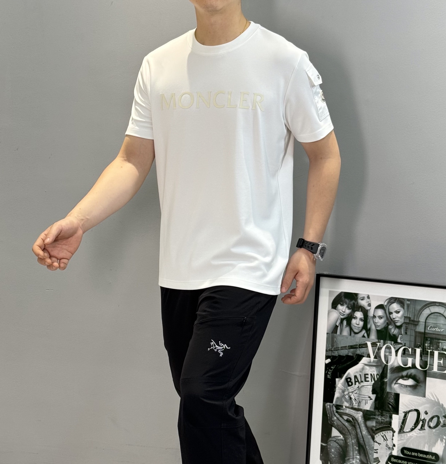 MONCLER蒙口25s新款莫代尔T恤.代工出品！！此款打底衫以基础的版型为框架.胸口采用发泡立体烫画工