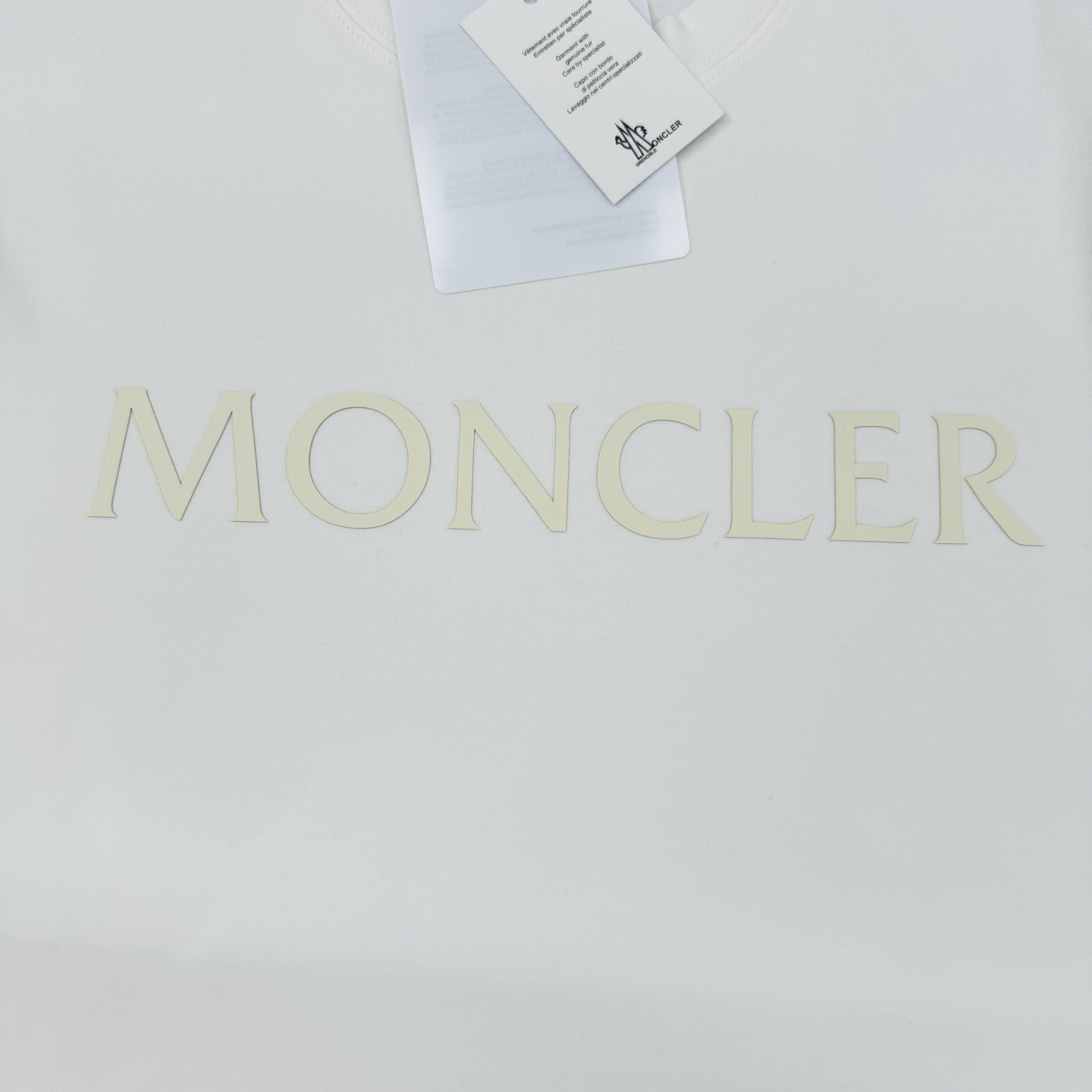 MONCLER蒙口25s新款莫代尔T恤.代工出品！！此款打底衫以基础的版型为框架.胸口采用发泡立体烫画工