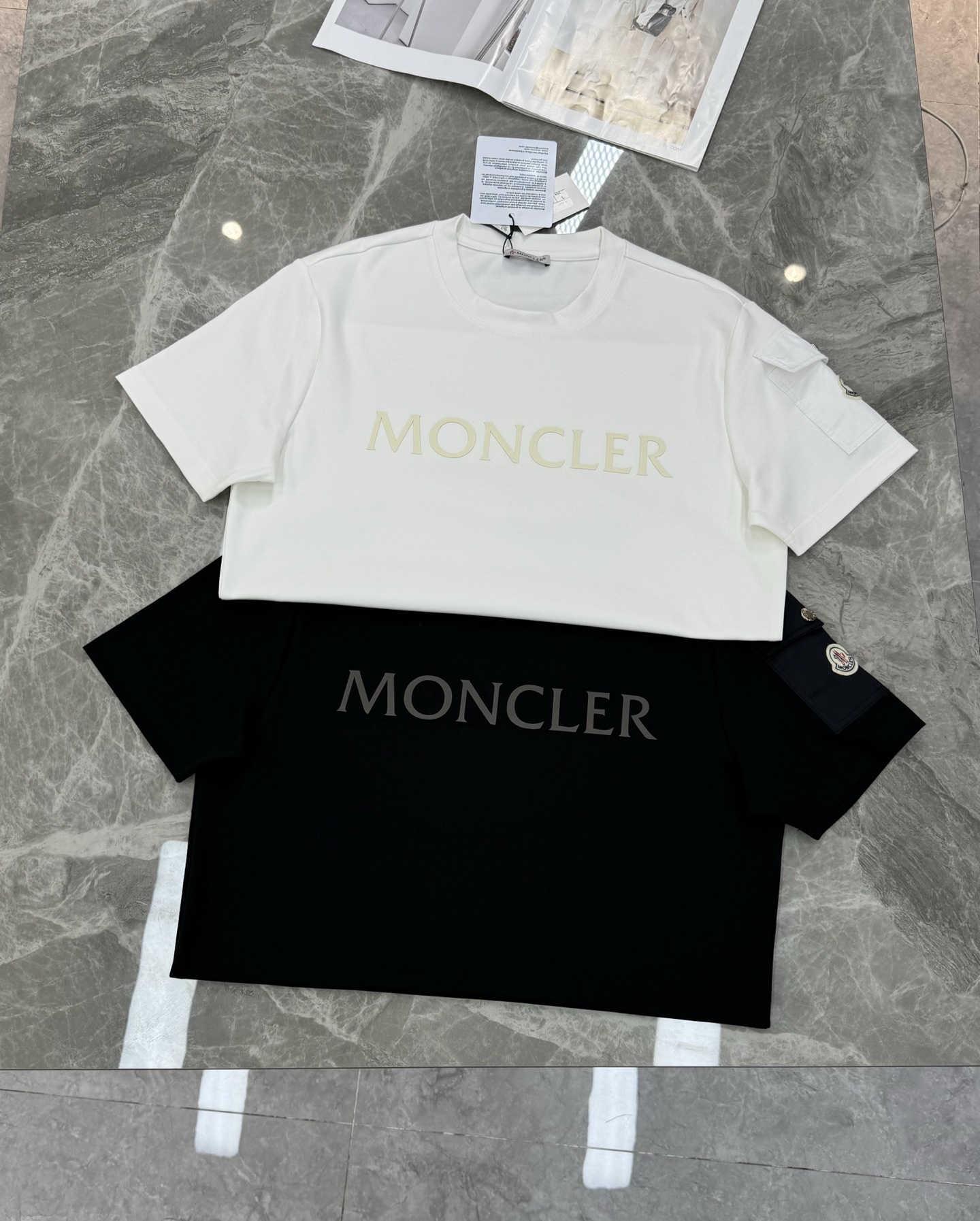 MONCLER蒙口25s新款莫代尔T恤.代工出品！！此款打底衫以基础的版型为框架.胸口采用发泡立体烫画工