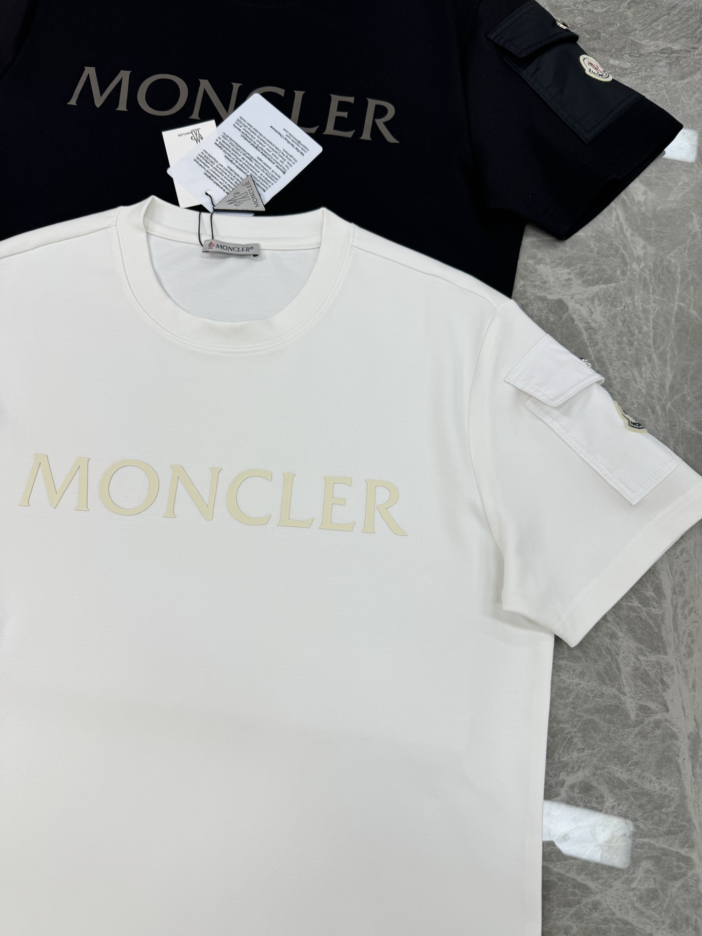 MONCLER蒙口25s新款莫代尔T恤.代工出品！！此款打底衫以基础的版型为框架.胸口采用发泡立体烫画工