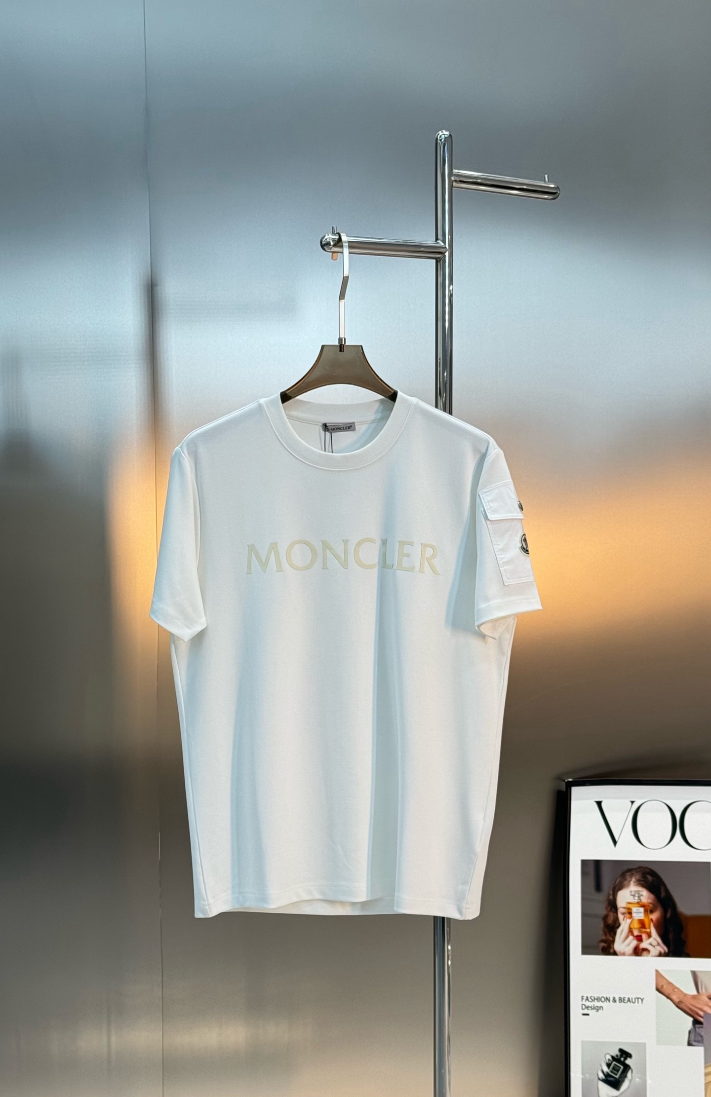 MONCLER蒙口25s新款莫代尔T恤.代工出品！！此款打底衫以基础的版型为框架.胸口采用发泡立体烫画工