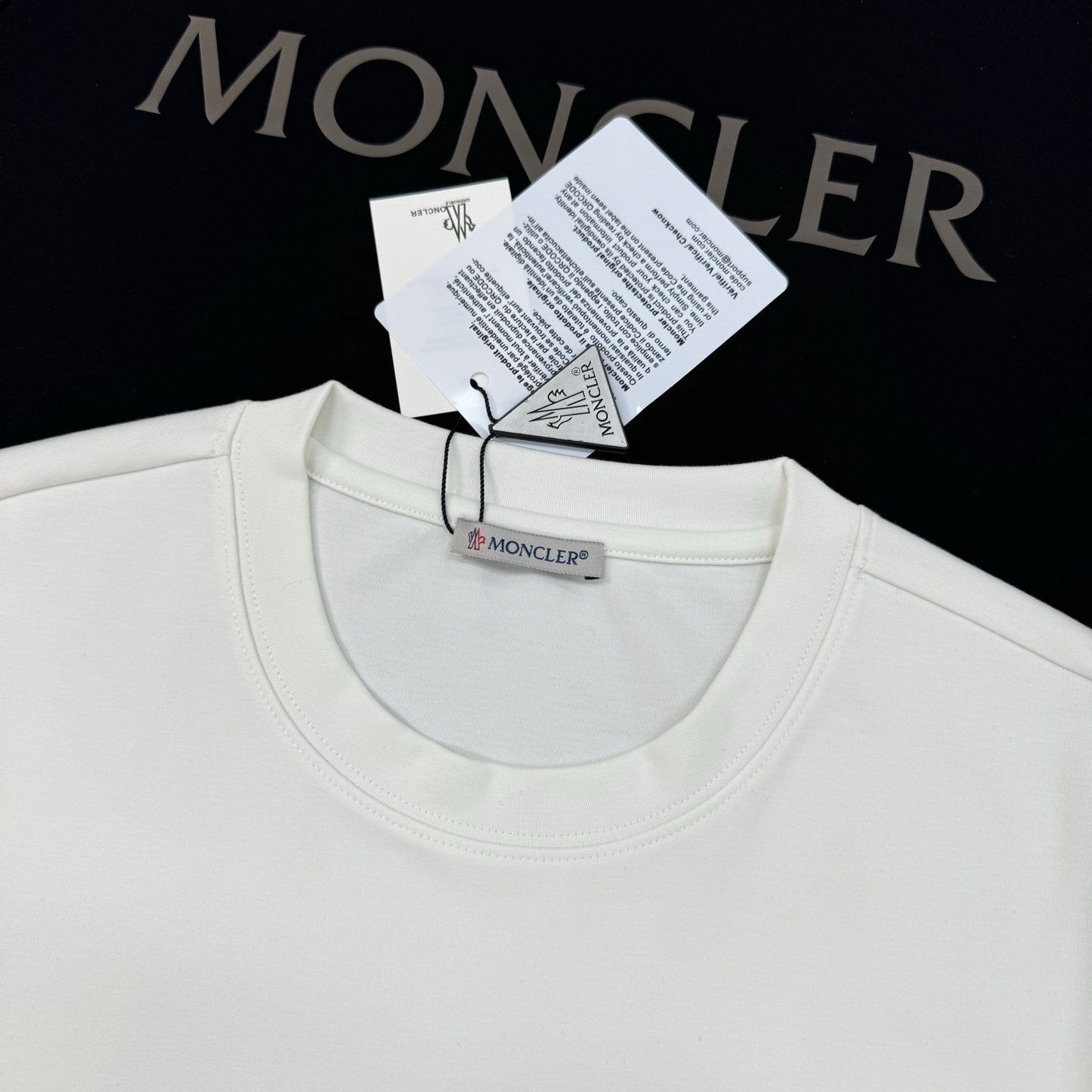 MONCLER蒙口25s新款莫代尔T恤.代工出品！！此款打底衫以基础的版型为框架.胸口采用发泡立体烫画工