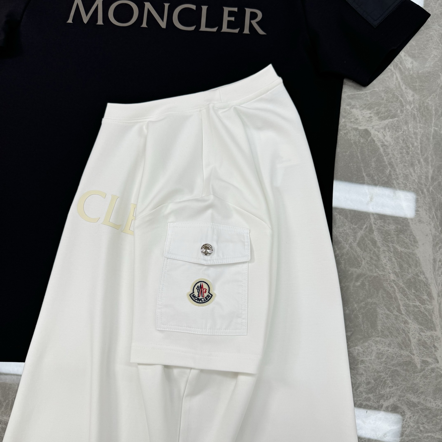 MONCLER蒙口25s新款莫代尔T恤.代工出品！！此款打底衫以基础的版型为框架.胸口采用发泡立体烫画工