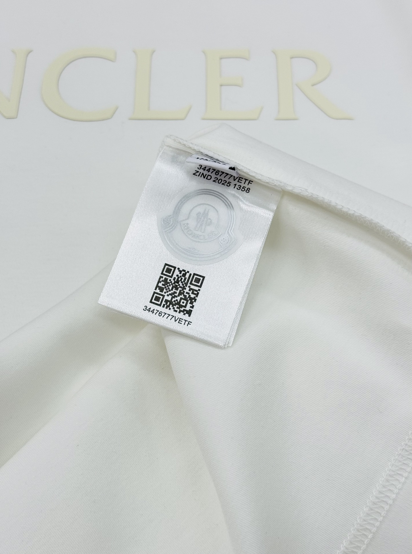 MONCLER蒙口25s新款莫代尔T恤.代工出品！！此款打底衫以基础的版型为框架.胸口采用发泡立体烫画工