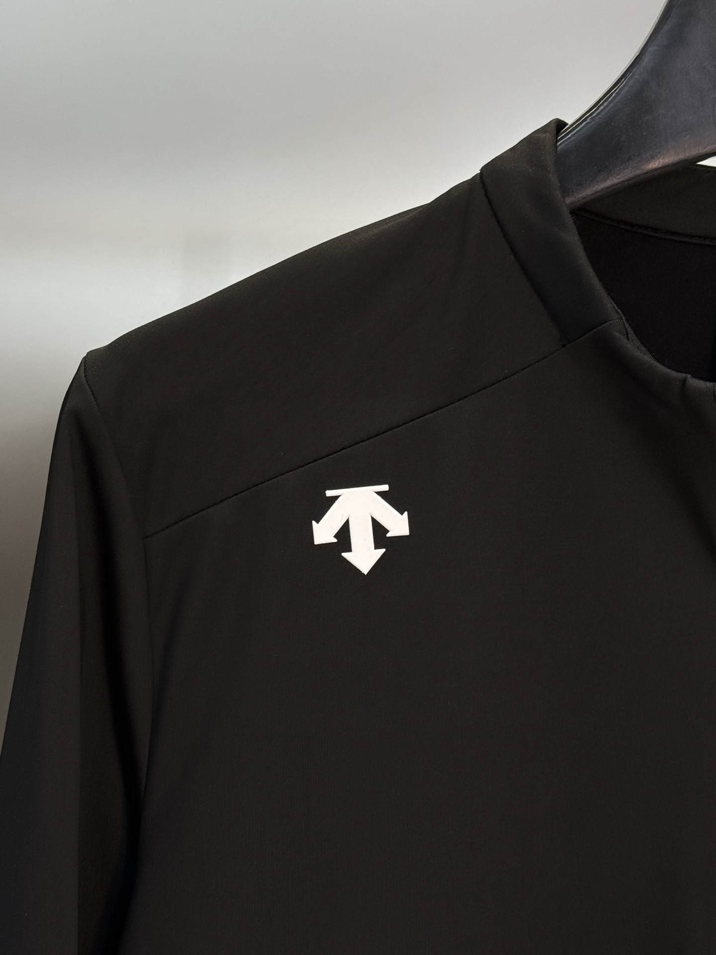 DESCENTE迪桑特新款运动半拉领长袖T恤.此款面料融合了聚酯纤维和弹性材料，面部结构紧密，里层采用抓