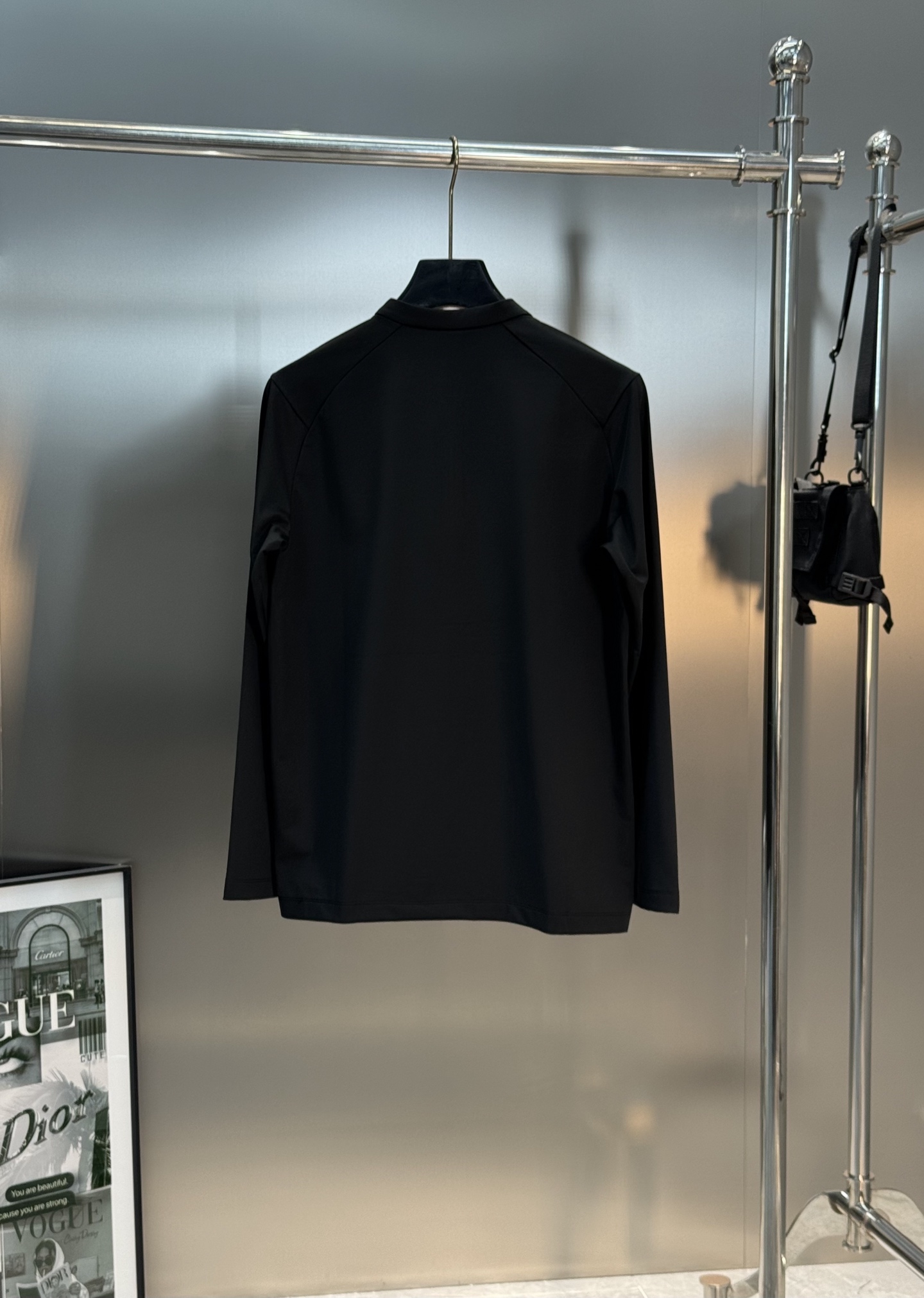 DESCENTE迪桑特新款运动半拉领长袖T恤.此款面料融合了聚酯纤维和弹性材料，面部结构紧密，里层采用抓