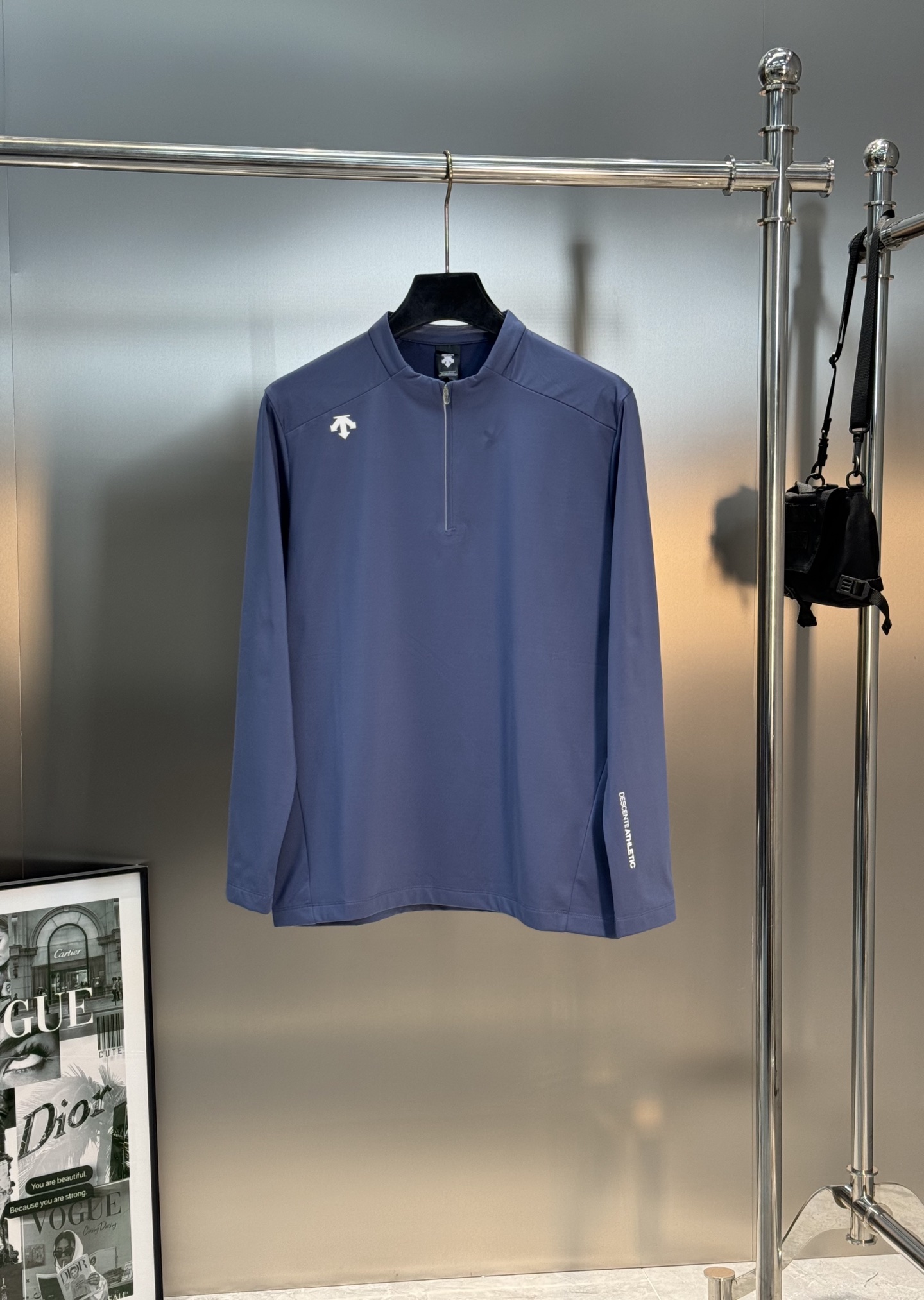 DESCENTE迪桑特新款运动半拉领长袖T恤.此款面料融合了聚酯纤维和弹性材料，面部结构紧密，里层采用抓