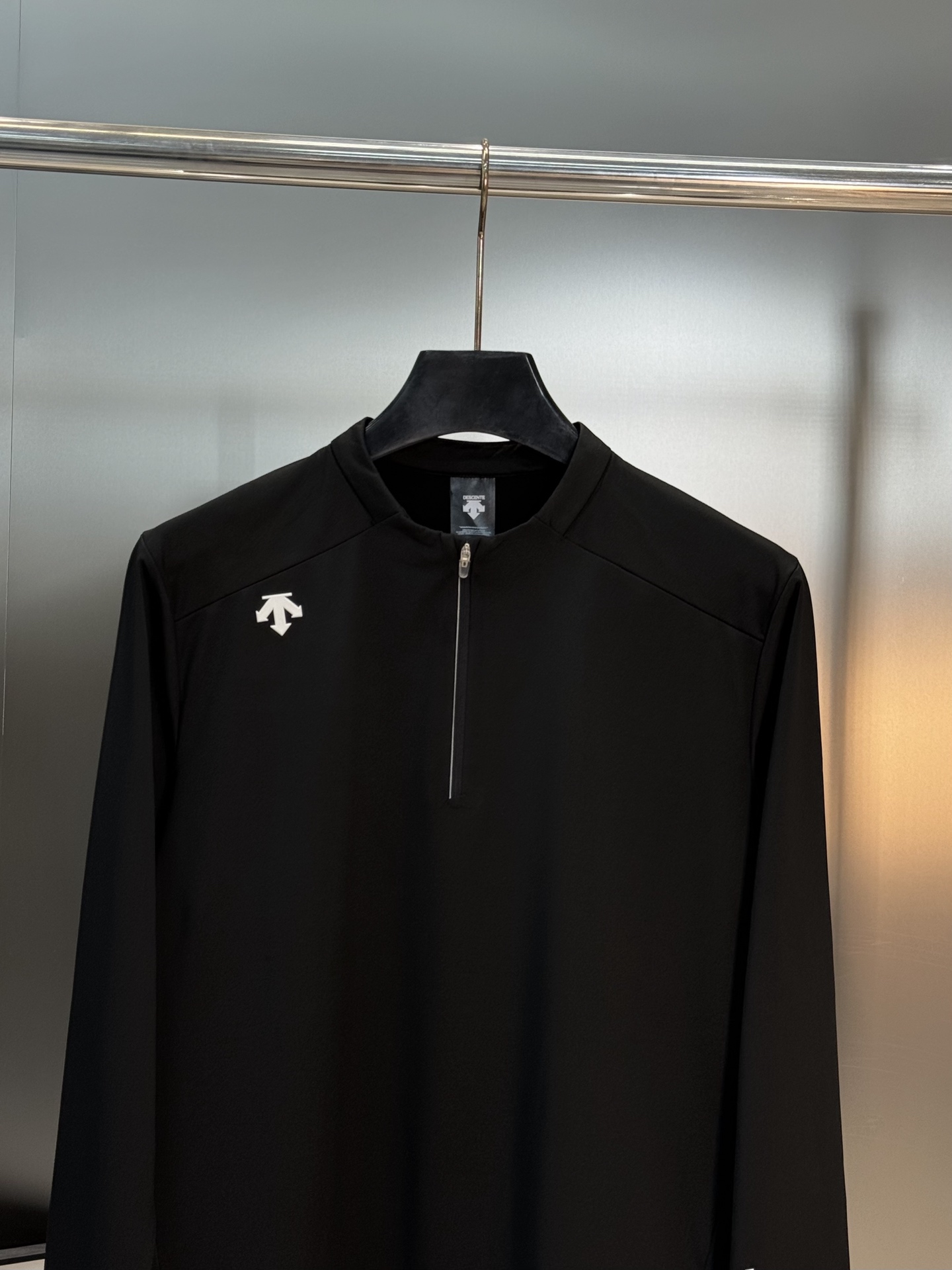 DESCENTE迪桑特新款运动半拉领长袖T恤.此款面料融合了聚酯纤维和弹性材料，面部结构紧密，里层采用抓