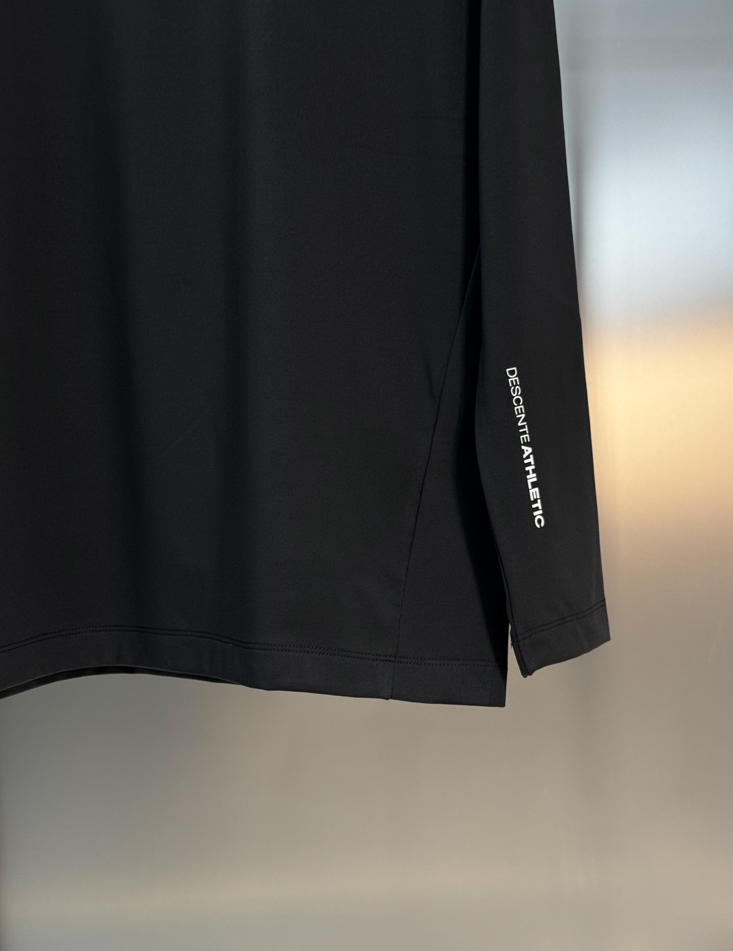 DESCENTE迪桑特新款运动半拉领长袖T恤.此款面料融合了聚酯纤维和弹性材料，面部结构紧密，里层采用抓