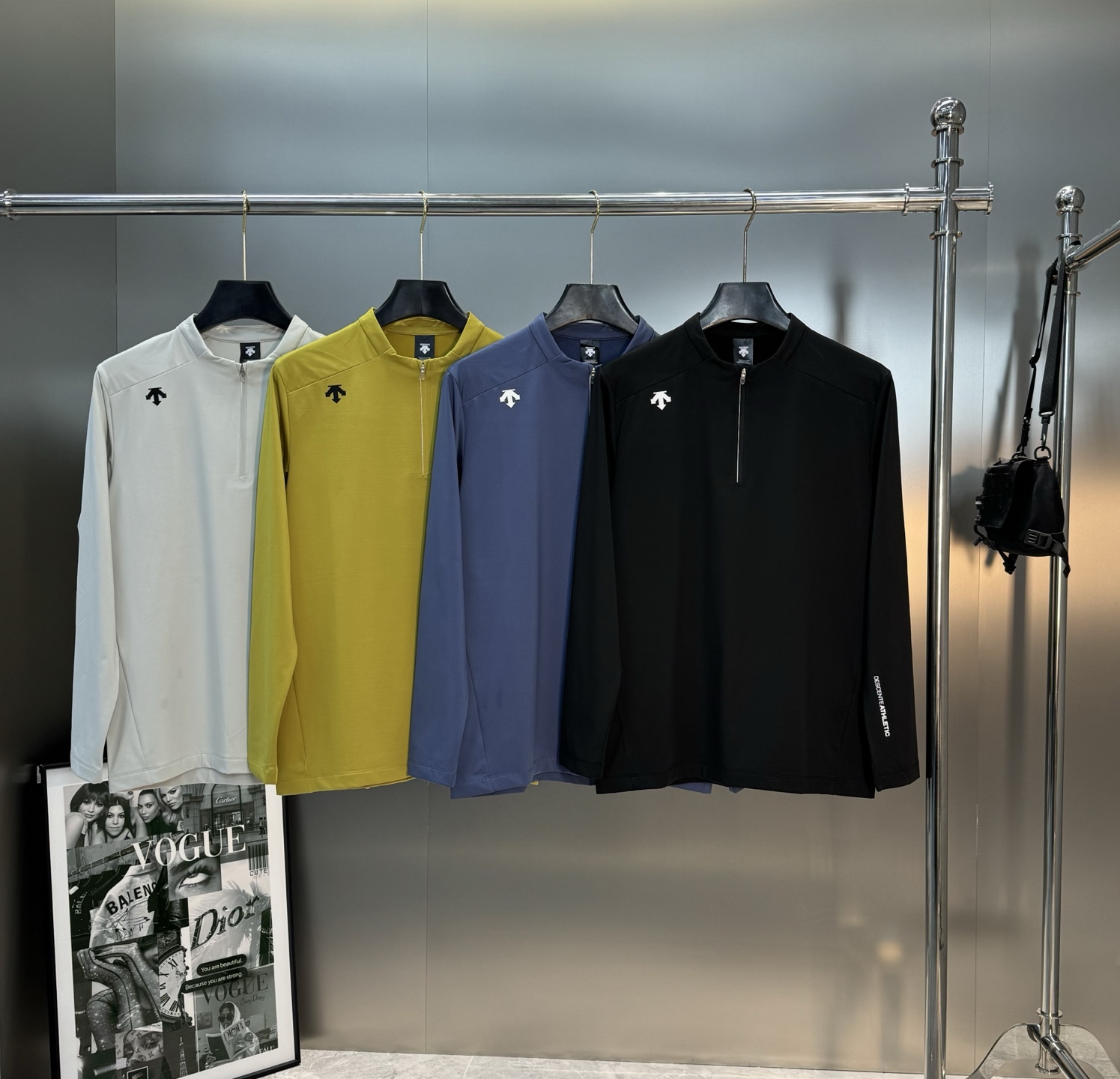 DESCENTE迪桑特新款运动半拉领长袖T恤.此款面料融合了聚酯纤维和弹性材料，面部结构紧密，里层采用抓