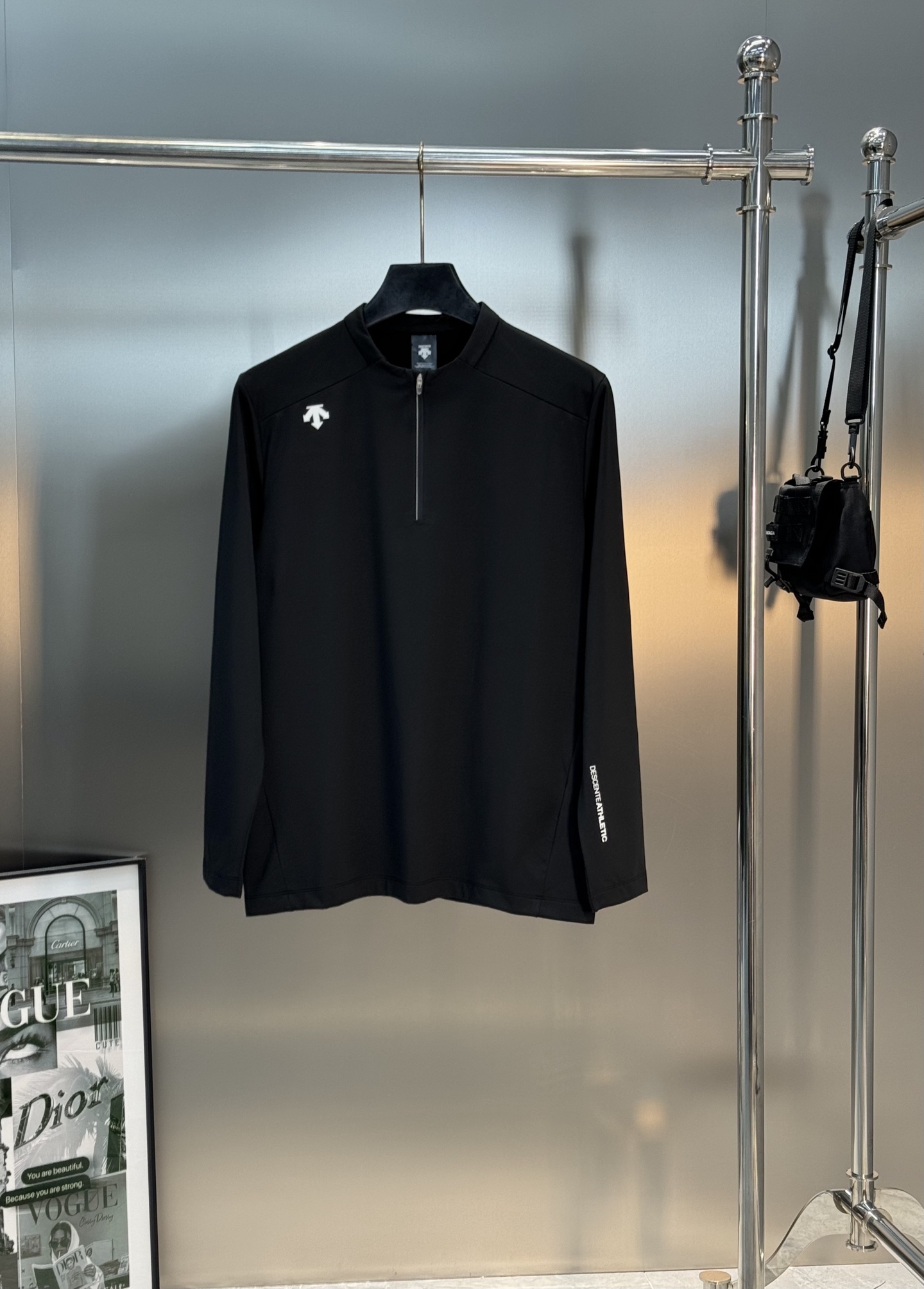 DESCENTE迪桑特新款运动半拉领长袖T恤.此款面料融合了聚酯纤维和弹性材料，面部结构紧密，里层采用抓