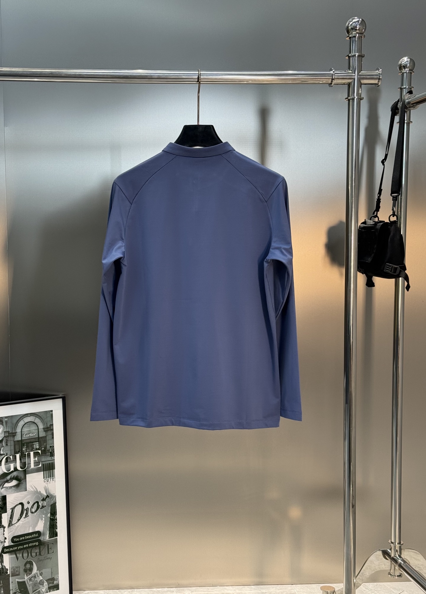 DESCENTE迪桑特新款运动半拉领长袖T恤.此款面料融合了聚酯纤维和弹性材料，面部结构紧密，里层采用抓