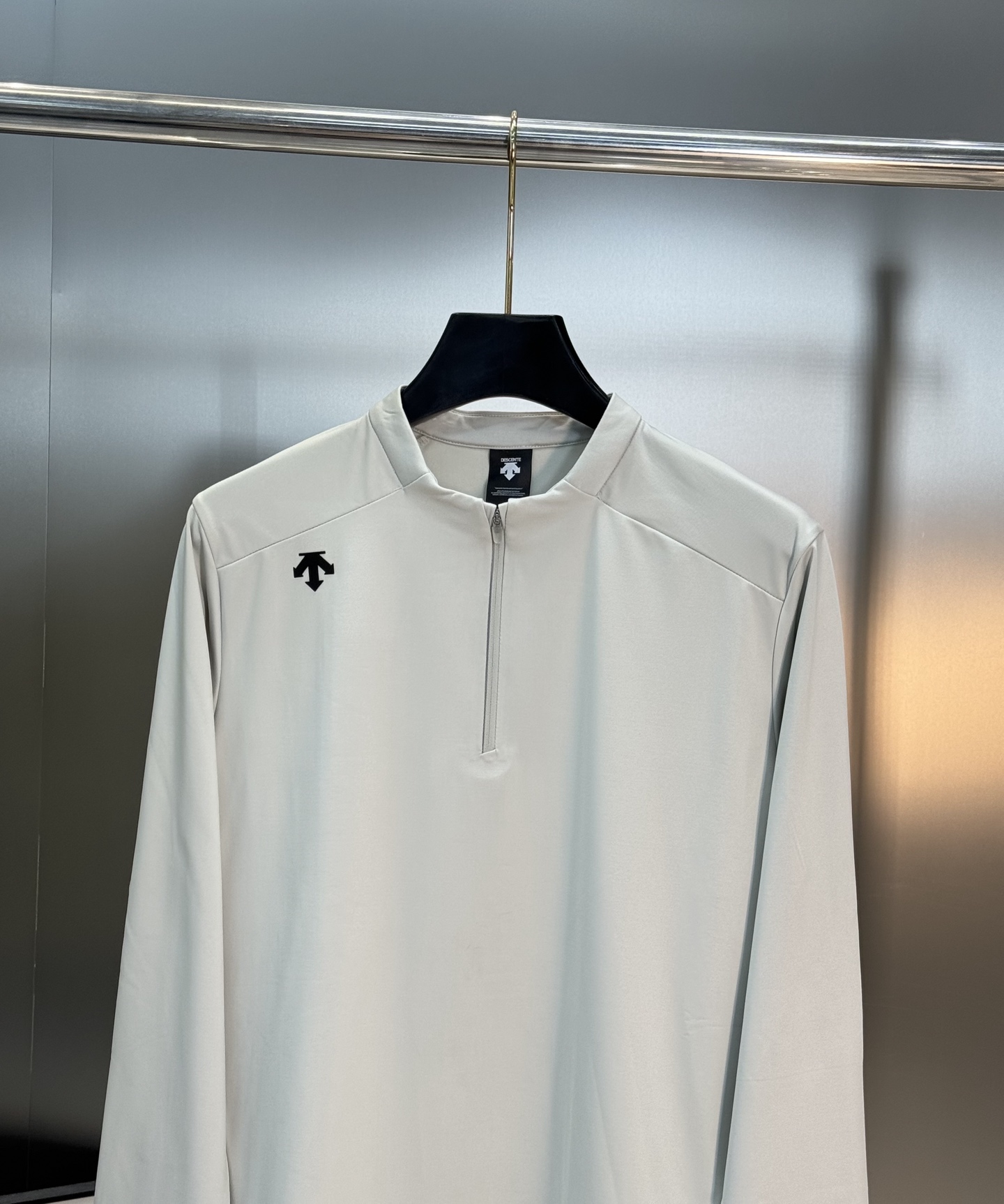 DESCENTE迪桑特新款运动半拉领长袖T恤.此款面料融合了聚酯纤维和弹性材料，面部结构紧密，里层采用抓