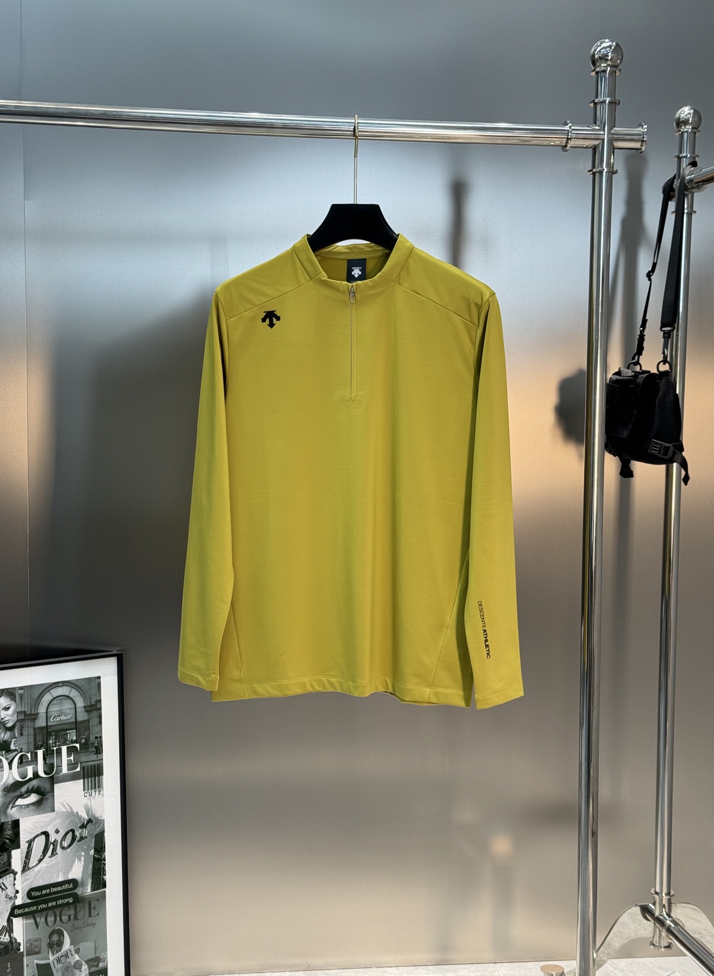 DESCENTE迪桑特新款运动半拉领长袖T恤.此款面料融合了聚酯纤维和弹性材料，面部结构紧密，里层采用抓