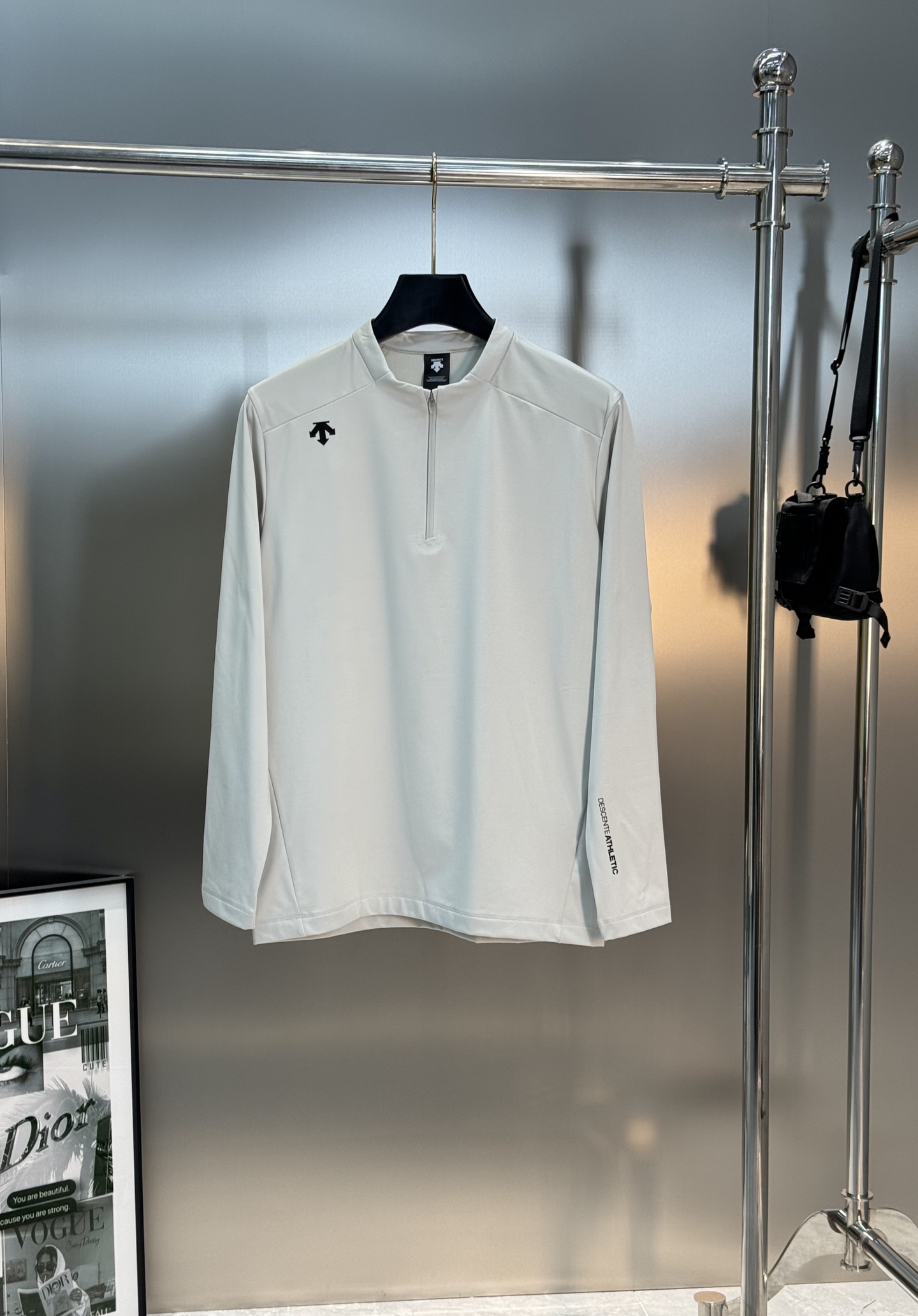 DESCENTE迪桑特新款运动半拉领长袖T恤.此款面料融合了聚酯纤维和弹性材料，面部结构紧密，里层采用抓