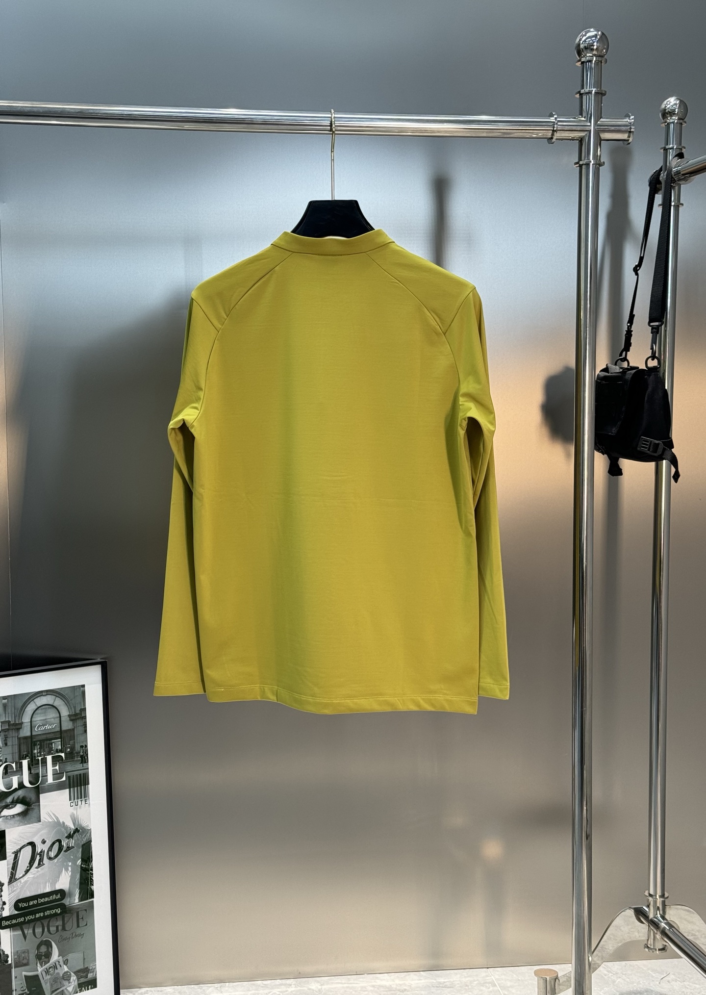 DESCENTE迪桑特新款运动半拉领长袖T恤.此款面料融合了聚酯纤维和弹性材料，面部结构紧密，里层采用抓