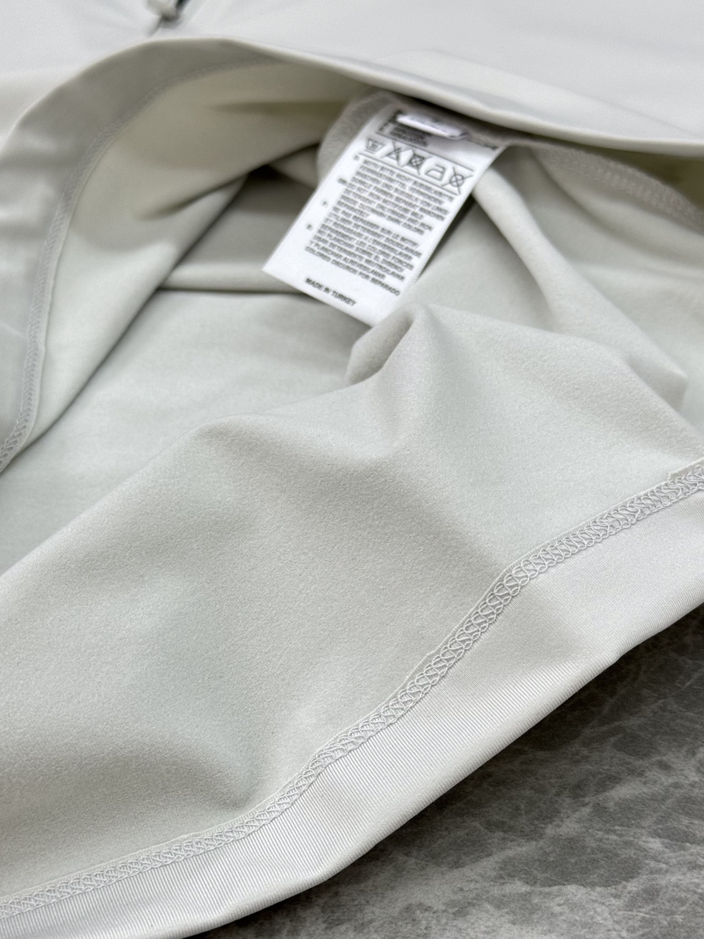 DESCENTE迪桑特新款运动半拉领长袖T恤.此款面料融合了聚酯纤维和弹性材料，面部结构紧密，里层采用抓