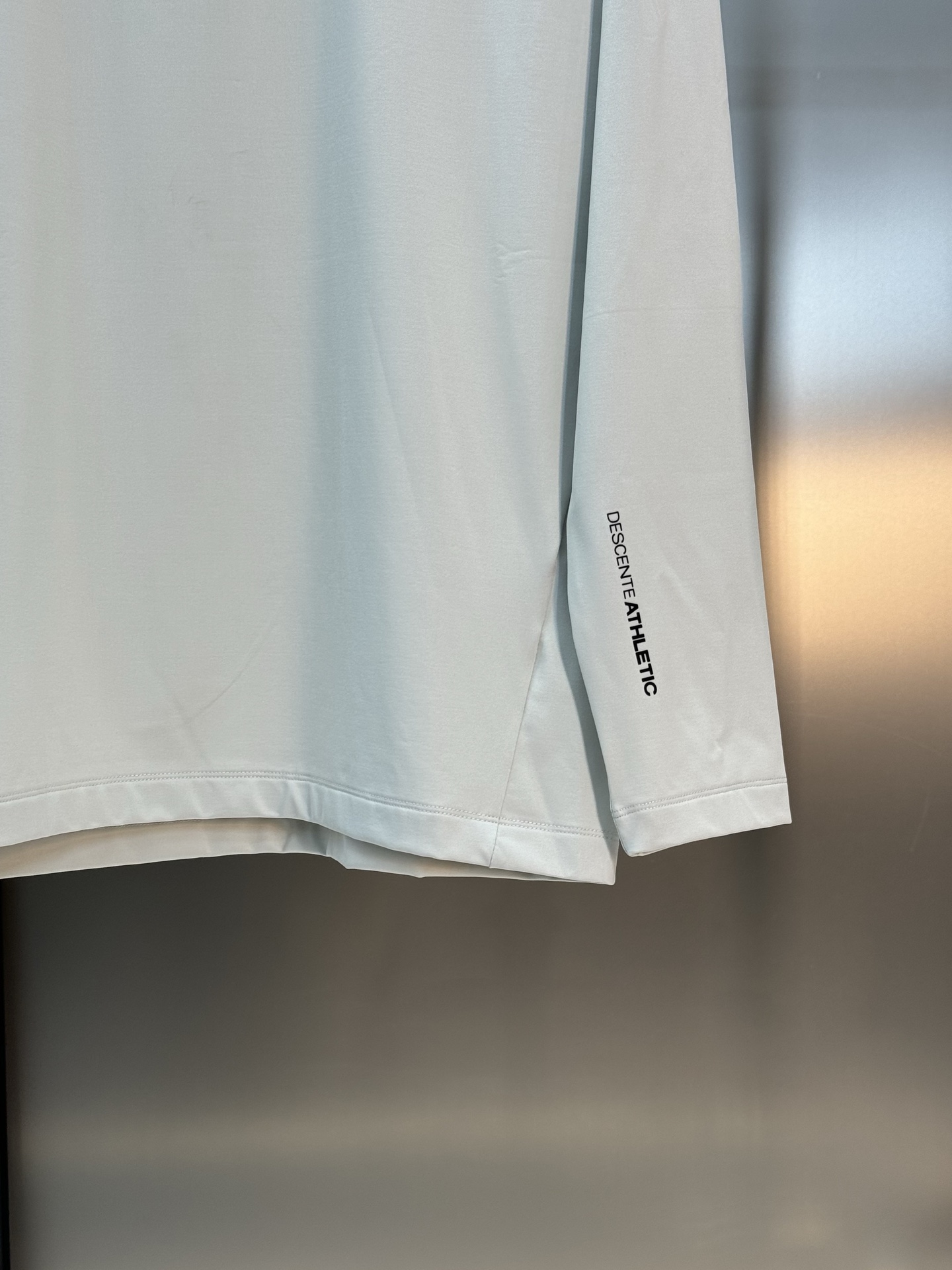 DESCENTE迪桑特新款运动半拉领长袖T恤.此款面料融合了聚酯纤维和弹性材料，面部结构紧密，里层采用抓