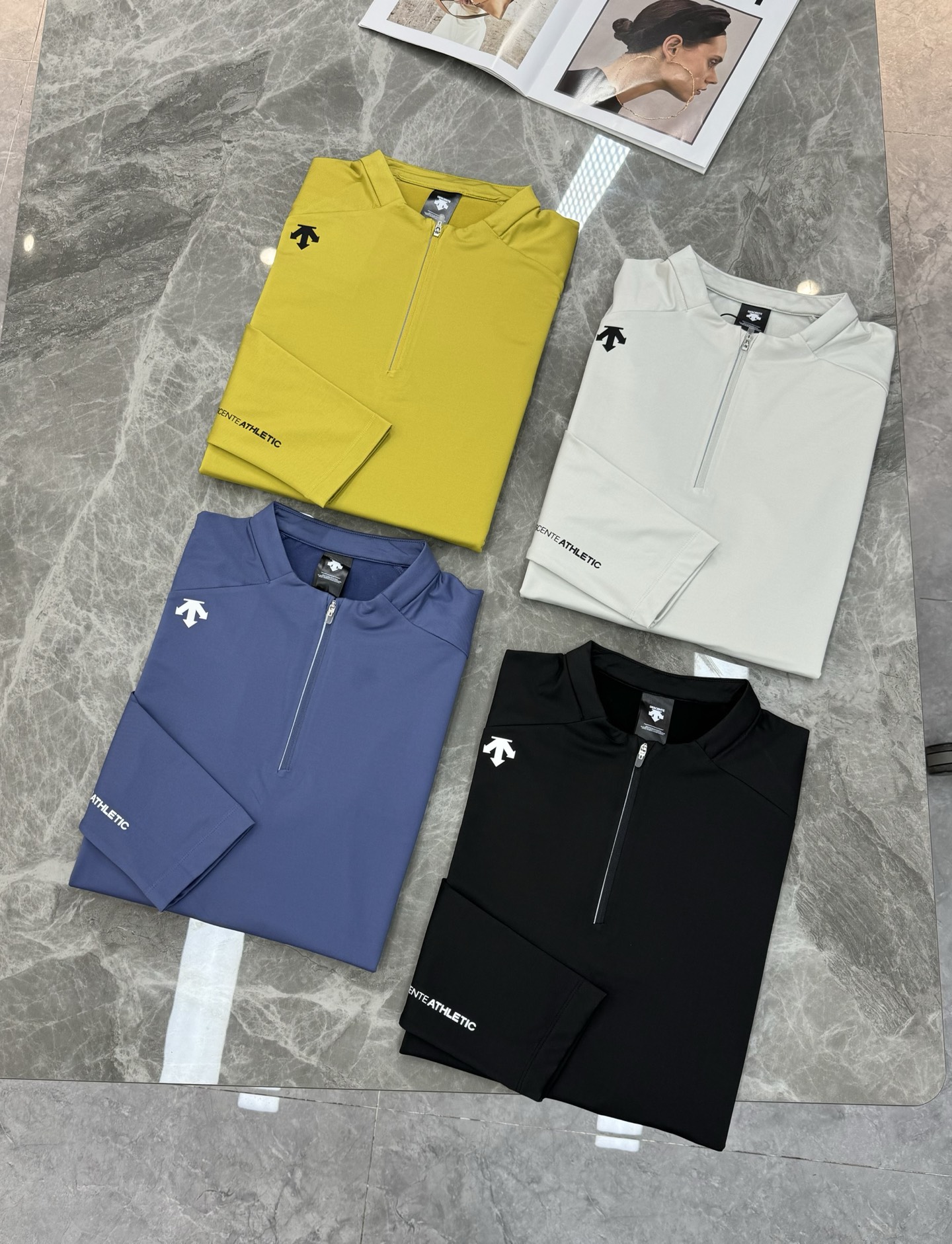 DESCENTE迪桑特新款运动半拉领长袖T恤.此款面料融合了聚酯纤维和弹性材料，面部结构紧密，里层采用抓