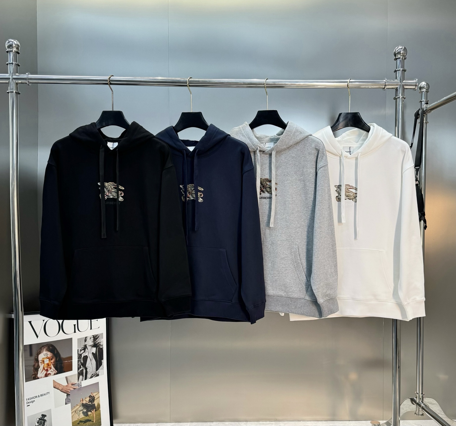 NO:526446,Hooded sweatshirt, pants BBR* Burberry 25 new sports hooded sweatshirt. Can be matched with a set. This sports suit is made of all cotton fabric, with a 420g high-weight pure cotton wool coil. The top hooded style is matched with drawstrings, and the front chest is decorated with the exclusive logo of B-House War Horse. The lower part of the pocket echoes the brand war horse. The elastic waist design of the pants, the whole set is excellent in matching, the upper body is very comfortable, and both sports and leisure are great!  Color black, gray, hidden blue, white, code number M-3XL top micro-expanded (/145 jin recommended L), burberry, hoodie, sweatshirts, hats, alexander wang19860909连帽卫衣,裤 BBR*巴宝莉25新款运动连帽卫衣.可搭配套装.这款运动套装采用全棉面料制作而成,420g高克重纯棉毛线圈.上衣连帽款式,搭配有抽绳,前胸处饰有B家战马独家标志,裤子收口设计.口袋下方上下呼应品牌战马.裤子松紧腰头设计,整套搭配效果超赞,上身非常舒服,运动与休闲都巨赞！颜色黑色.灰色.藏蓝.白色.码数M-3XL上衣微扩版型（/145斤建议L）,,burberry,hoodie,sweatshirts,hats,alexander wang,Men's clothing