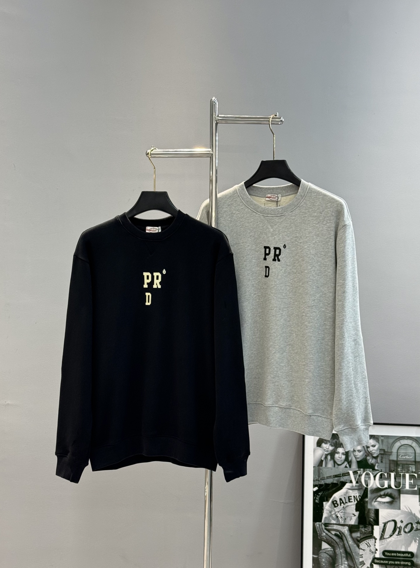 NO:526451,PRADA 25S autumn and winter new round neck sweatshirt. The same style for men and women!  Recommended basic classic models!  Heavy Industry 3D printing is iconic. It is clear and clear, and very atmospheric... The high-grough 380g pure cotton fabric is tight, clean and has a crisp feel!  !  !  The feel is soft and has excellent extension, elastic and warmth. The craftsmanship is top-notch, so I will definitely not take away one!  !  !  Color black, flower gray, code number M-3XL loose style!  (/145 jin recommended L), prada, prada, hoodie, sweatshirts, alexander wang19860909PRADA普拉达25S秋冬新品圆领卫衣.男女同款！基础经典款推荐！重工3D印花标志性.清晰明了,非常的大气.....高克重380g纯棉面料紧密干净手感挺括！！！手感松软具有杰出的延伸性,弹性保暖性 工艺皆为顶尖,确定不带走一件！！！颜色黑色.花灰.码数M-3XL宽松版型！（/145斤建议L）,,prada,prada,hoodie,sweatshirts,alexander wang,Men's clothing