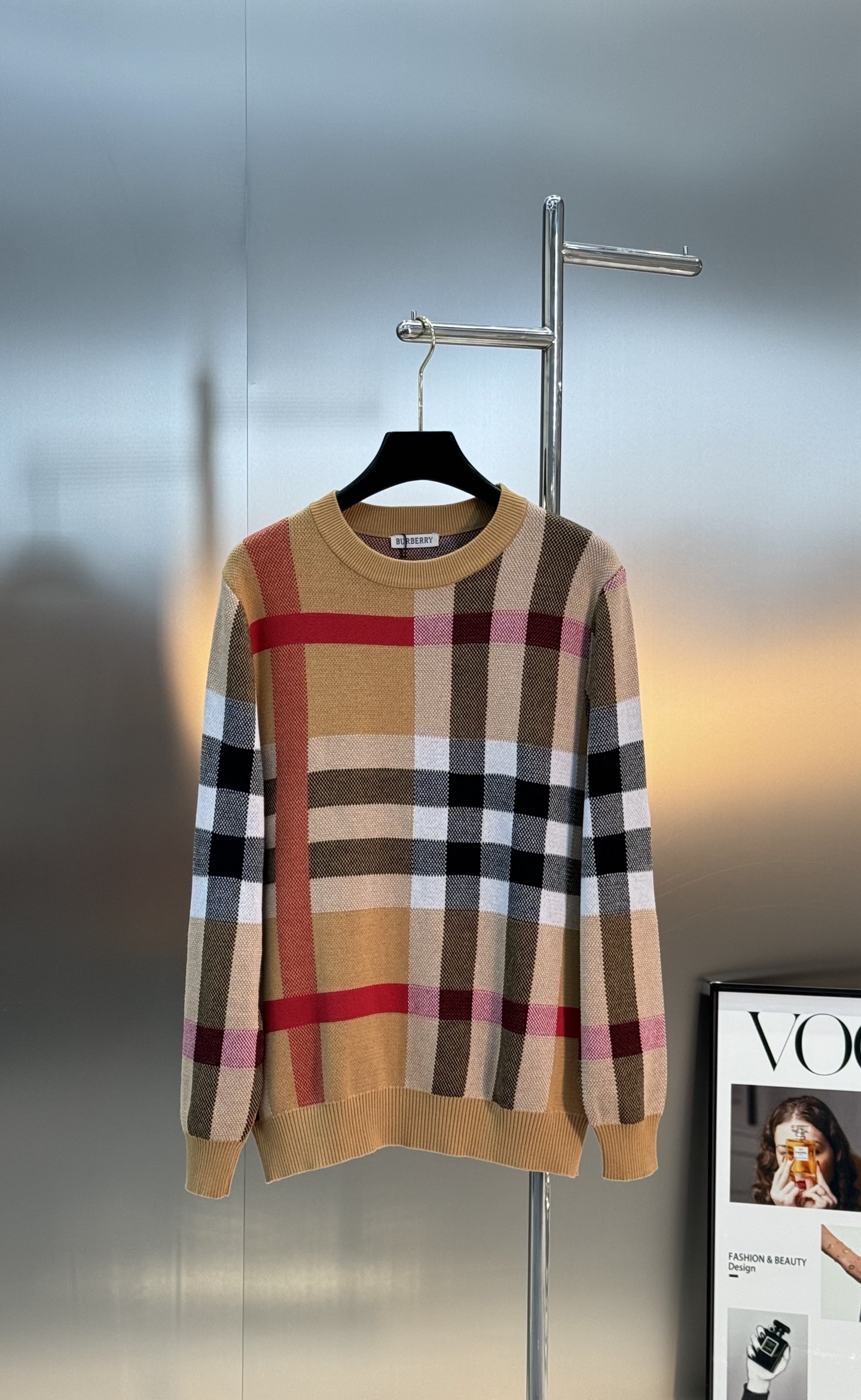 NO:526449,BBR Burberry 25SS autumn and winter new sweater. Counter synchronization!  Recommended hot-selling products for Xiaohongshu!  This sweater reinterprets the classic logo from a fashionable and modern perspective. The plaid creates classic. It is carefully crafted with white wool blend jacquard fabric and can be worn with jeans to create a casual look with a graphic style. European S-XL (/145 jin recommended M), burberry, jeans, alexander wang19860909BBR 巴宝莉25SS秋冬新款毛衫.专柜同步！小红书热销款推荐！这款针织衫以时髦现代的视角重新演绎经典标识.格子打造经典.采用白色绵羊毛混纺提花面料精心制作,提花工艺.可与牛仔裤搭配穿着,打造具有图形风格的休闲造型.欧码S-XL（/145斤建议M）,,burberry,jeans,alexander wang,Men's clothing