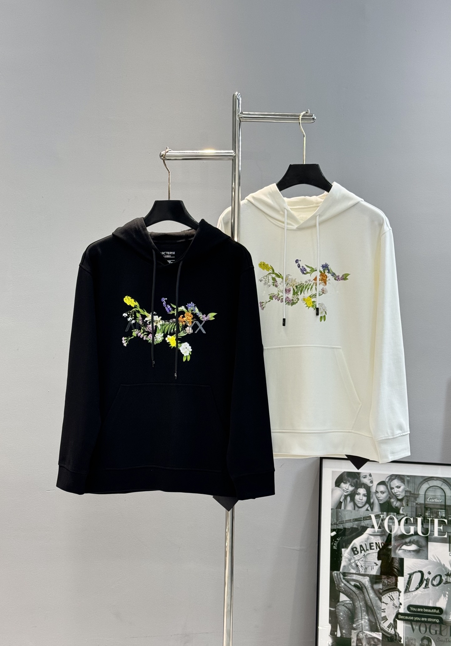 NO:526437,ARC'TERY*'s ancestor-Bird 25s new hooded sweatshirt. The same style as men and women!  High-quality and high-version. The latest color recommendations. The three-dimensional hot-painted design of the chest logo. The color matching design is particularly fresh, making the entire pattern extremely three-dimensional!  It is made of 380g Tianshi cotton fabric texture. The fabric is soft and comfortable!  Three standard ~ color black. White. Number of code M-3XL micro-expanded version (/145 jin recommended L), hoodie, sweatshirts, hats, alexander wang19860909ARC'TERY*始祖-鸟25s新品连帽卫衣.男女同款！高品质高版本.最新花色推荐.胸口Logo图形立体烫画设计.花色搭配设计尤为新鲜.使得整个的图案极为立体！采用380g天丝棉面料质地.面料柔软舒适！三标齐～颜色黑色.白色.码数M-3XL微扩版型（/145斤建议L）,,hoodie,sweatshirts,hats,alexander wang,Men's clothing