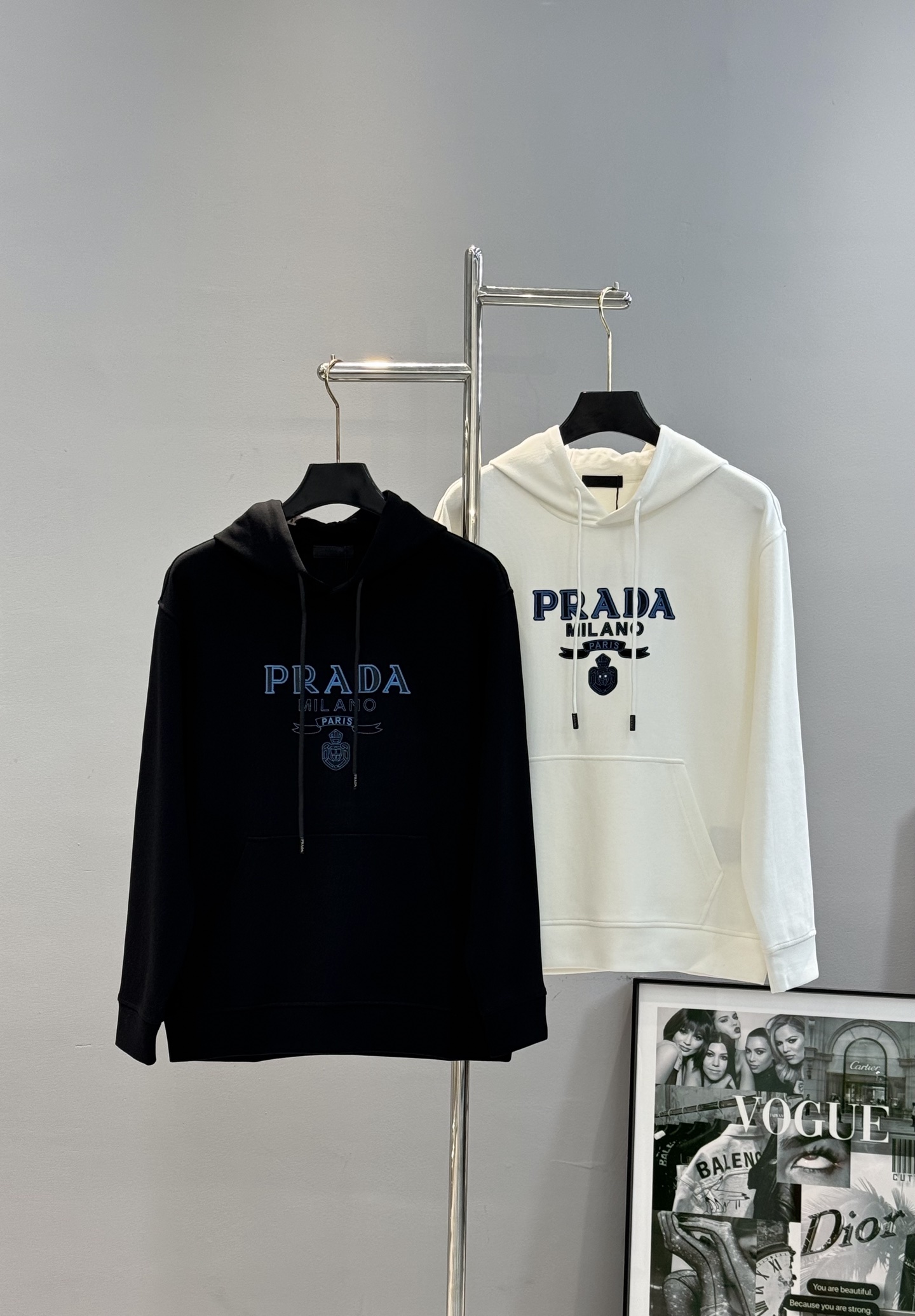 NO:526456,Prada 25s new Tennis Hoodie Sweatshirt. Classic letters PRADA-3D embroidered and painted design on the chest. It reduces age and is durable!  Simple and high-end. It has a clear recognition. It enriches the vision and increases the sense of nobility!  Customized 380g Tianshi cotton fabric. It is delicate, soft and textured!  The comfortable touch experience is self-evident, and the upper body is excellent in texture!  Color black, white, code number M-3XL micro-expanded version!  (/145 jin recommended L), prada, prada, hoodie, sweatshirts, hats, alexander wang19860909Prada普拉达25s新款天丝连帽卫衣.胸前经典字母PRADA-3D绣花烫画设计.减龄耐看！简单高级.辨识度颇具鲜明.即丰富了视觉又增加高贵感！订制380g天丝棉面料.细腻柔软有质感！舒适触感体验不言而喻,上身极佳质感！颜色黑色.白色.码数M-3XL微扩版型！（/145斤建议L）,,prada,prada,hoodie,sweatshirts,hats,alexander wang,Men's clothing