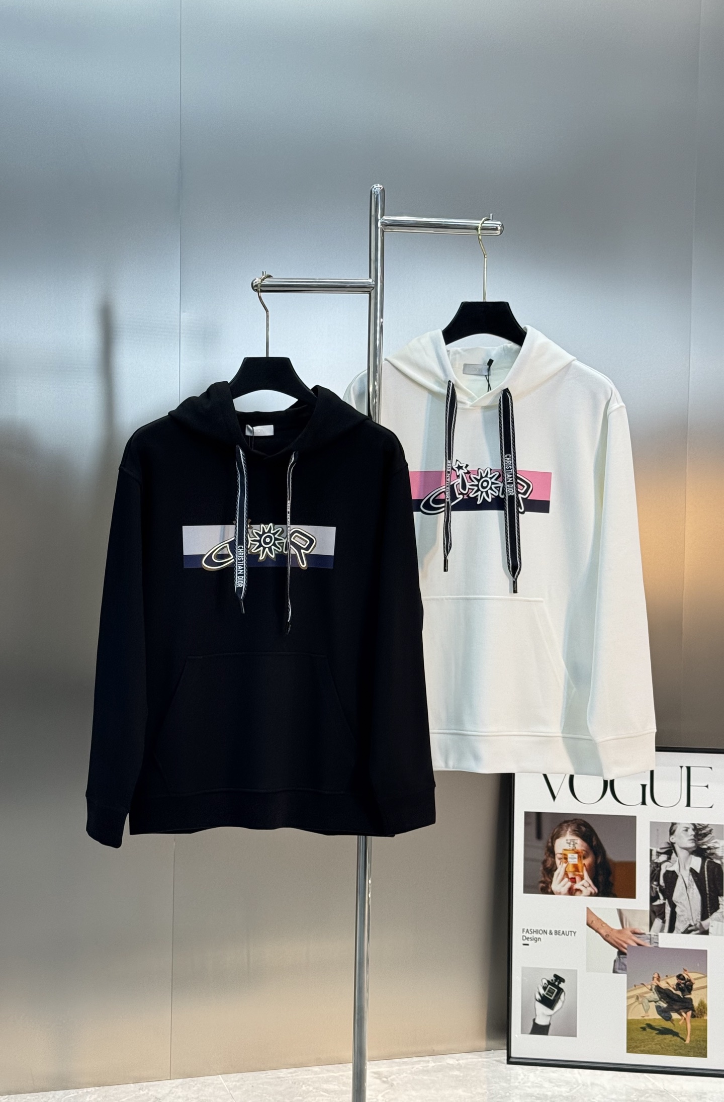 NO:526453,DIOR 25s new hooded sweatshirt. It is a sports and casual match. It uses 2025 new 380g Tianshi cotton fabric, which is skin-friendly and comfortable. It is anti-wrinkle, non-stick gray and anti-static. The fabric is soft, comfortable and drooping. It stands up and is stylish!  Hooded three-dimensional cut design. Suitable for various concave shapes. Classic Dior letter graphic design on the chest. Customized brand hanging rope. The brand letter logo is highly recognizable. A casual sweatshirt suitable for various occasions. The upper body is absolutely unique. The three-marks are all!  Color black. White. Number M-3XL micro-expanded version (/145 jin recommended L), dior, dior, hoodie, sweatshirts, hats, alexander wang19860909DIOR迪奥25s新品连帽卫衣.运动休闲随意搭配.采用2025新款380g天丝棉面料,亲肤舒适.抗皱不粘灰抗静电,面料柔软舒适有垂感.立挺上身有型！连帽立体裁剪设计.适合凹各种造型.胸口经典dior字母图形设计.订制品牌吊绳.品牌字母标识辨识度极高.一款适合多种场合穿搭的休闲卫衣.上身绝绝子.三标齐！颜色黑色.白色.码数M-3XL微扩版型（/145斤建议L）,,dior,dior,hoodie,sweatshirts,hats,alexander wang,Men's clothing