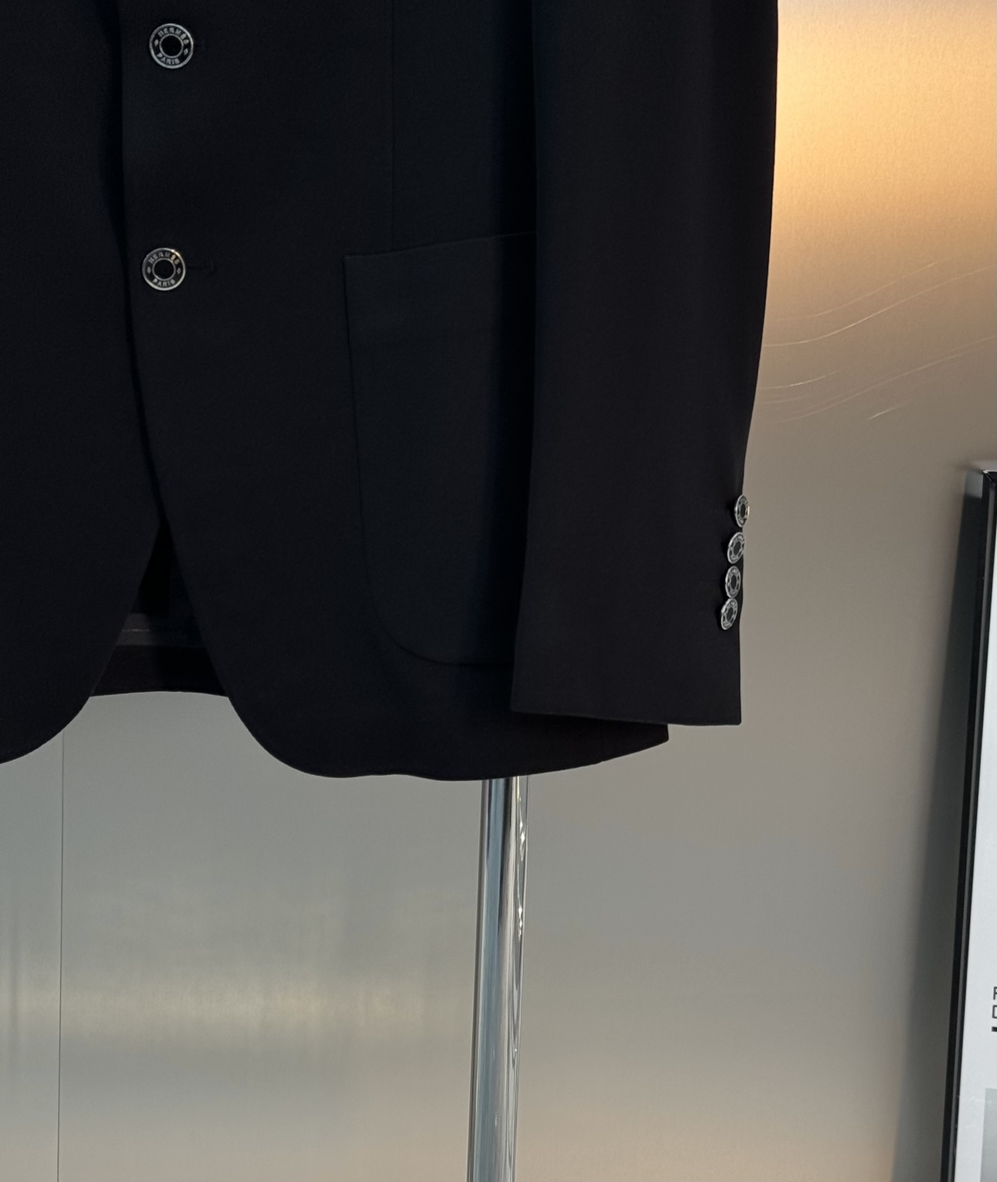 HERME*爱马仕25s休闲西服外套👨🏻外贸公司订单！胸口经典图形H马造型皮标.笔挺垂感十足，高端定制锦